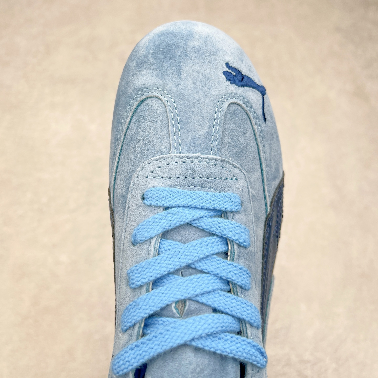 图片[4]-＃特价福利 PUMA Speedca OG 彪马极速赛车系列低帮德训风拼接复古百搭休闲运动赛车鞋 鞋款从80、90年代赛车手所穿的防火赛车鞋为原型，鞋身线条模仿了赛车的流线廓形，体现了空气动力学原理的结构。简约流畅的外观，恰好又和贯穿其中的Formstrip Logo融合恰到好处，视觉上细节丰富且协调。本次Speedcat OG鞋款归来，最大看点自然式保留了窄版鞋型以及薄底构造。这两年各品牌鞋底越做越厚，Speedcat反其道而行之，上脚几乎无鞋底的效果带来耳目一新的视觉体验。鞋面依旧是以质感细腻的麂皮材质打造，并且大面积近乎全包裹的使用，复古味道也愈发浓烈。配色上更是将最原始的黑色和红色带回，向F1赛车队的标志性队服致敬。相信让各位一眼种草的更多是出挑的大红色，上脚即可瞬间点亮整体造型，在以球鞋为核心的OOTD中脱颖而出。而另一款黑色则是低调的万金油，彰显新潮个性的同时又不喧宾夺主，也是热爱简约系穿搭朋友的首选。 尺码：35.5 36 37 37.5 38 38.5 39 40 40.5 41 42 42.5 43 44 44.5 45-选品中心