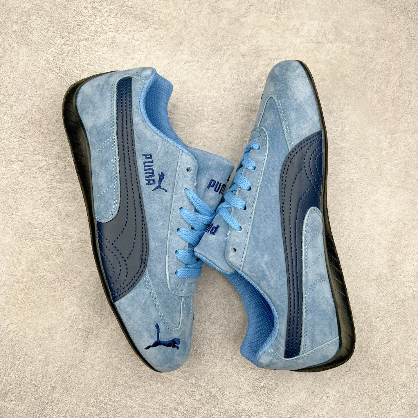 图片[3]-＃特价福利 PUMA Speedca OG 彪马极速赛车系列低帮德训风拼接复古百搭休闲运动赛车鞋 鞋款从80、90年代赛车手所穿的防火赛车鞋为原型，鞋身线条模仿了赛车的流线廓形，体现了空气动力学原理的结构。简约流畅的外观，恰好又和贯穿其中的Formstrip Logo融合恰到好处，视觉上细节丰富且协调。本次Speedcat OG鞋款归来，最大看点自然式保留了窄版鞋型以及薄底构造。这两年各品牌鞋底越做越厚，Speedcat反其道而行之，上脚几乎无鞋底的效果带来耳目一新的视觉体验。鞋面依旧是以质感细腻的麂皮材质打造，并且大面积近乎全包裹的使用，复古味道也愈发浓烈。配色上更是将最原始的黑色和红色带回，向F1赛车队的标志性队服致敬。相信让各位一眼种草的更多是出挑的大红色，上脚即可瞬间点亮整体造型，在以球鞋为核心的OOTD中脱颖而出。而另一款黑色则是低调的万金油，彰显新潮个性的同时又不喧宾夺主，也是热爱简约系穿搭朋友的首选。 尺码：35.5 36 37 37.5 38 38.5 39 40 40.5 41 42 42.5 43 44 44.5 45-选品中心