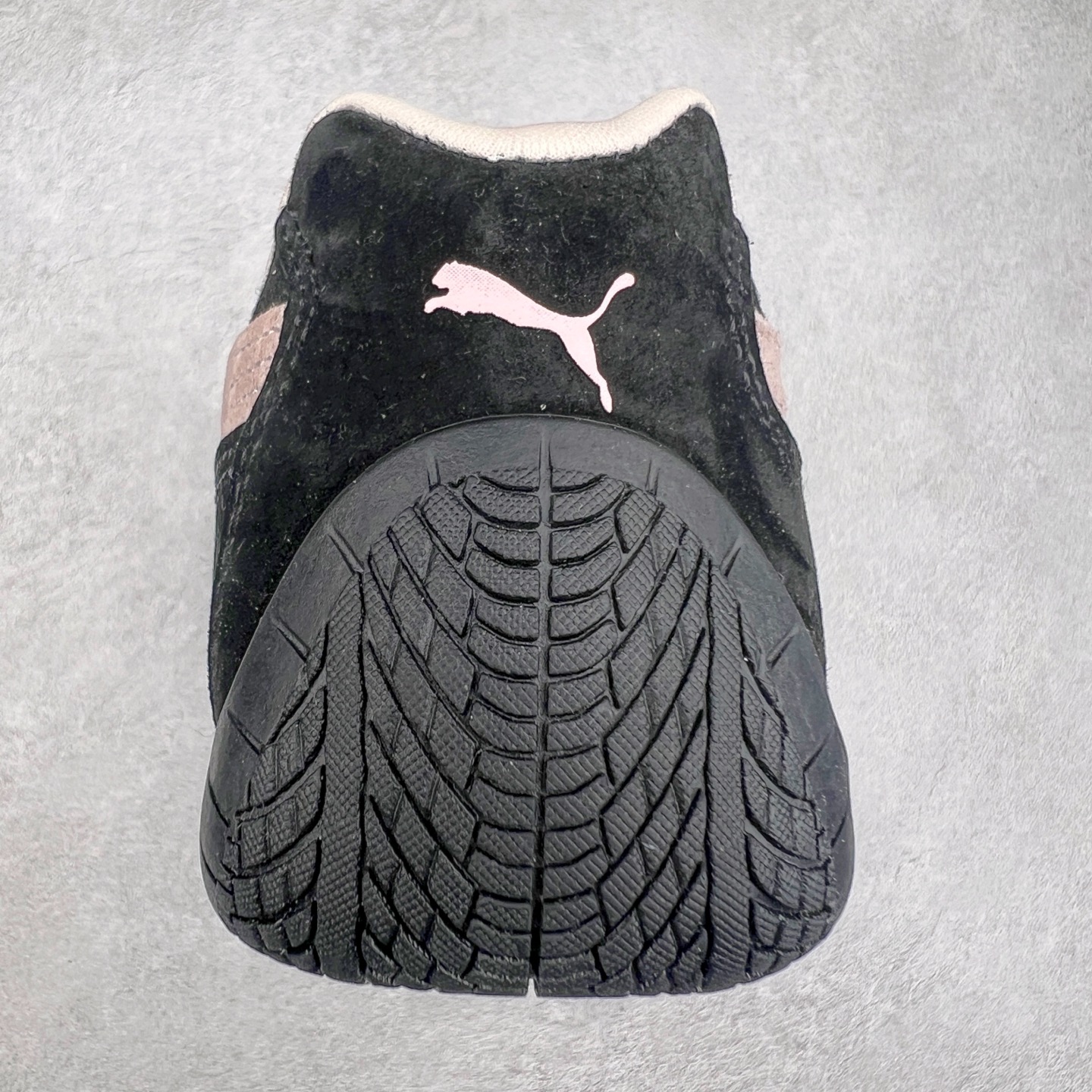 图片[8]-＃特价福利 PUMA Speedca OG 彪马极速赛车系列低帮德训风拼接复古百搭休闲运动赛车鞋 鞋款从80、90年代赛车手所穿的防火赛车鞋为原型，鞋身线条模仿了赛车的流线廓形，体现了空气动力学原理的结构。简约流畅的外观，恰好又和贯穿其中的Formstrip Logo融合恰到好处，视觉上细节丰富且协调。本次Speedcat OG鞋款归来，最大看点自然式保留了窄版鞋型以及薄底构造。这两年各品牌鞋底越做越厚，Speedcat反其道而行之，上脚几乎无鞋底的效果带来耳目一新的视觉体验。鞋面依旧是以质感细腻的麂皮材质打造，并且大面积近乎全包裹的使用，复古味道也愈发浓烈。配色上更是将最原始的黑色和红色带回，向F1赛车队的标志性队服致敬。相信让各位一眼种草的更多是出挑的大红色，上脚即可瞬间点亮整体造型，在以球鞋为核心的OOTD中脱颖而出。而另一款黑色则是低调的万金油，彰显新潮个性的同时又不喧宾夺主，也是热爱简约系穿搭朋友的首选。 尺码：35.5 36 37 37.5 38 38.5 39 40 40.5 41 42 42.5 43 44 44.5 45-选品中心