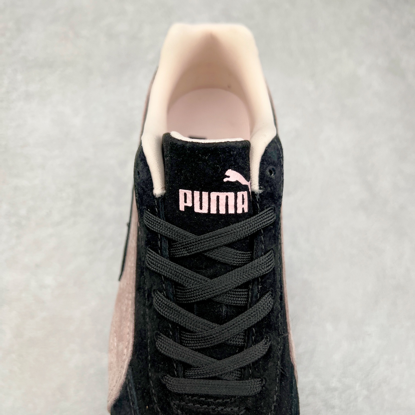 图片[5]-＃特价福利 PUMA Speedca OG 彪马极速赛车系列低帮德训风拼接复古百搭休闲运动赛车鞋 鞋款从80、90年代赛车手所穿的防火赛车鞋为原型，鞋身线条模仿了赛车的流线廓形，体现了空气动力学原理的结构。简约流畅的外观，恰好又和贯穿其中的Formstrip Logo融合恰到好处，视觉上细节丰富且协调。本次Speedcat OG鞋款归来，最大看点自然式保留了窄版鞋型以及薄底构造。这两年各品牌鞋底越做越厚，Speedcat反其道而行之，上脚几乎无鞋底的效果带来耳目一新的视觉体验。鞋面依旧是以质感细腻的麂皮材质打造，并且大面积近乎全包裹的使用，复古味道也愈发浓烈。配色上更是将最原始的黑色和红色带回，向F1赛车队的标志性队服致敬。相信让各位一眼种草的更多是出挑的大红色，上脚即可瞬间点亮整体造型，在以球鞋为核心的OOTD中脱颖而出。而另一款黑色则是低调的万金油，彰显新潮个性的同时又不喧宾夺主，也是热爱简约系穿搭朋友的首选。 尺码：35.5 36 37 37.5 38 38.5 39 40 40.5 41 42 42.5 43 44 44.5 45-选品中心
