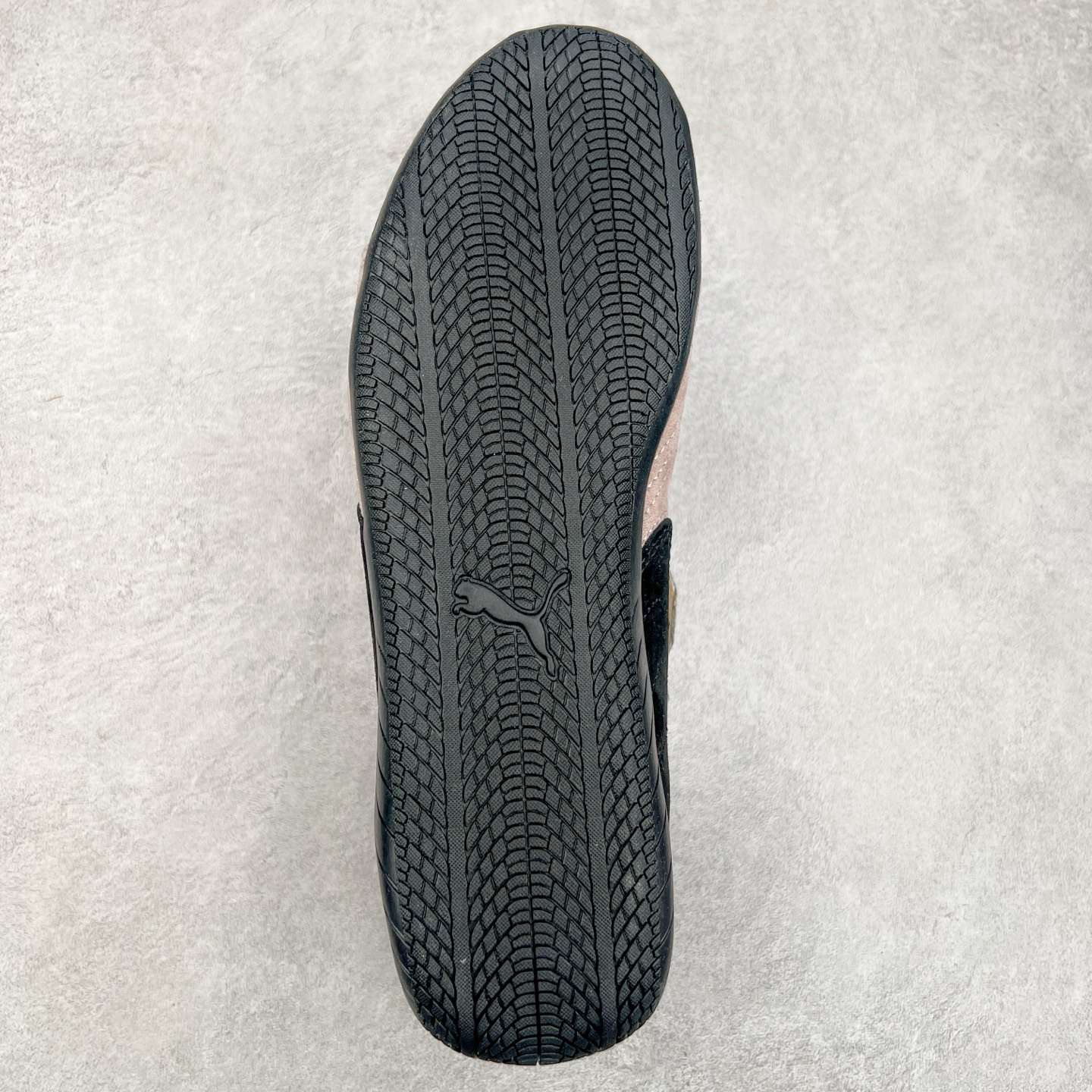 图片[9]-＃特价福利 PUMA Speedca OG 彪马极速赛车系列低帮德训风拼接复古百搭休闲运动赛车鞋 鞋款从80、90年代赛车手所穿的防火赛车鞋为原型，鞋身线条模仿了赛车的流线廓形，体现了空气动力学原理的结构。简约流畅的外观，恰好又和贯穿其中的Formstrip Logo融合恰到好处，视觉上细节丰富且协调。本次Speedcat OG鞋款归来，最大看点自然式保留了窄版鞋型以及薄底构造。这两年各品牌鞋底越做越厚，Speedcat反其道而行之，上脚几乎无鞋底的效果带来耳目一新的视觉体验。鞋面依旧是以质感细腻的麂皮材质打造，并且大面积近乎全包裹的使用，复古味道也愈发浓烈。配色上更是将最原始的黑色和红色带回，向F1赛车队的标志性队服致敬。相信让各位一眼种草的更多是出挑的大红色，上脚即可瞬间点亮整体造型，在以球鞋为核心的OOTD中脱颖而出。而另一款黑色则是低调的万金油，彰显新潮个性的同时又不喧宾夺主，也是热爱简约系穿搭朋友的首选。 尺码：35.5 36 37 37.5 38 38.5 39 40 40.5 41 42 42.5 43 44 44.5 45-选品中心