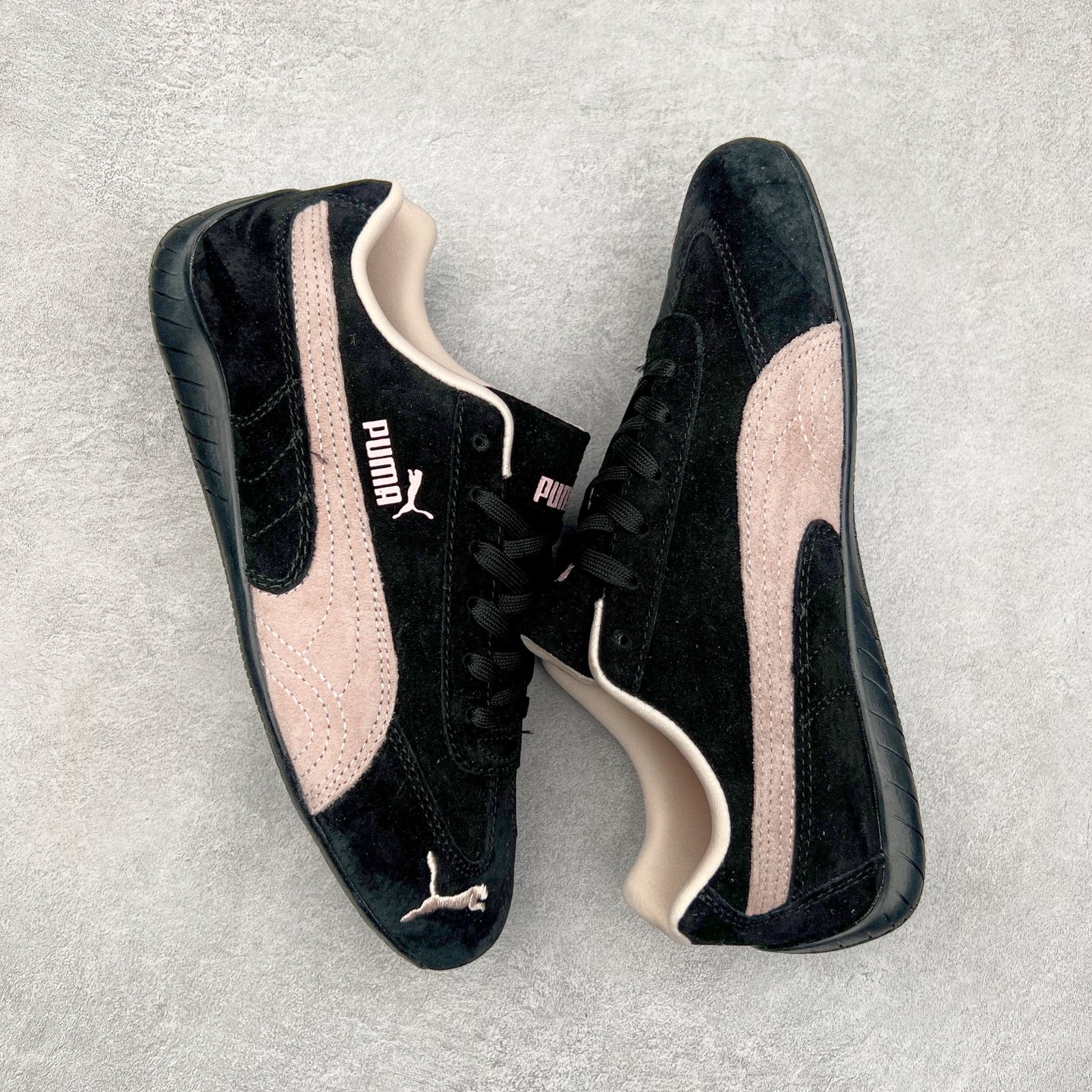 图片[3]-＃特价福利 PUMA Speedca OG 彪马极速赛车系列低帮德训风拼接复古百搭休闲运动赛车鞋 鞋款从80、90年代赛车手所穿的防火赛车鞋为原型，鞋身线条模仿了赛车的流线廓形，体现了空气动力学原理的结构。简约流畅的外观，恰好又和贯穿其中的Formstrip Logo融合恰到好处，视觉上细节丰富且协调。本次Speedcat OG鞋款归来，最大看点自然式保留了窄版鞋型以及薄底构造。这两年各品牌鞋底越做越厚，Speedcat反其道而行之，上脚几乎无鞋底的效果带来耳目一新的视觉体验。鞋面依旧是以质感细腻的麂皮材质打造，并且大面积近乎全包裹的使用，复古味道也愈发浓烈。配色上更是将最原始的黑色和红色带回，向F1赛车队的标志性队服致敬。相信让各位一眼种草的更多是出挑的大红色，上脚即可瞬间点亮整体造型，在以球鞋为核心的OOTD中脱颖而出。而另一款黑色则是低调的万金油，彰显新潮个性的同时又不喧宾夺主，也是热爱简约系穿搭朋友的首选。 尺码：35.5 36 37 37.5 38 38.5 39 40 40.5 41 42 42.5 43 44 44.5 45-选品中心