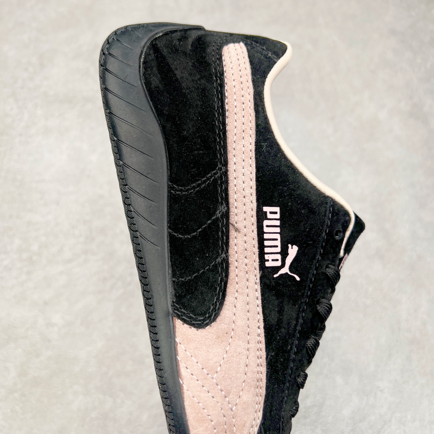 图片[6]-＃特价福利 PUMA Speedca OG 彪马极速赛车系列低帮德训风拼接复古百搭休闲运动赛车鞋 鞋款从80、90年代赛车手所穿的防火赛车鞋为原型，鞋身线条模仿了赛车的流线廓形，体现了空气动力学原理的结构。简约流畅的外观，恰好又和贯穿其中的Formstrip Logo融合恰到好处，视觉上细节丰富且协调。本次Speedcat OG鞋款归来，最大看点自然式保留了窄版鞋型以及薄底构造。这两年各品牌鞋底越做越厚，Speedcat反其道而行之，上脚几乎无鞋底的效果带来耳目一新的视觉体验。鞋面依旧是以质感细腻的麂皮材质打造，并且大面积近乎全包裹的使用，复古味道也愈发浓烈。配色上更是将最原始的黑色和红色带回，向F1赛车队的标志性队服致敬。相信让各位一眼种草的更多是出挑的大红色，上脚即可瞬间点亮整体造型，在以球鞋为核心的OOTD中脱颖而出。而另一款黑色则是低调的万金油，彰显新潮个性的同时又不喧宾夺主，也是热爱简约系穿搭朋友的首选。 尺码：35.5 36 37 37.5 38 38.5 39 40 40.5 41 42 42.5 43 44 44.5 45-选品中心