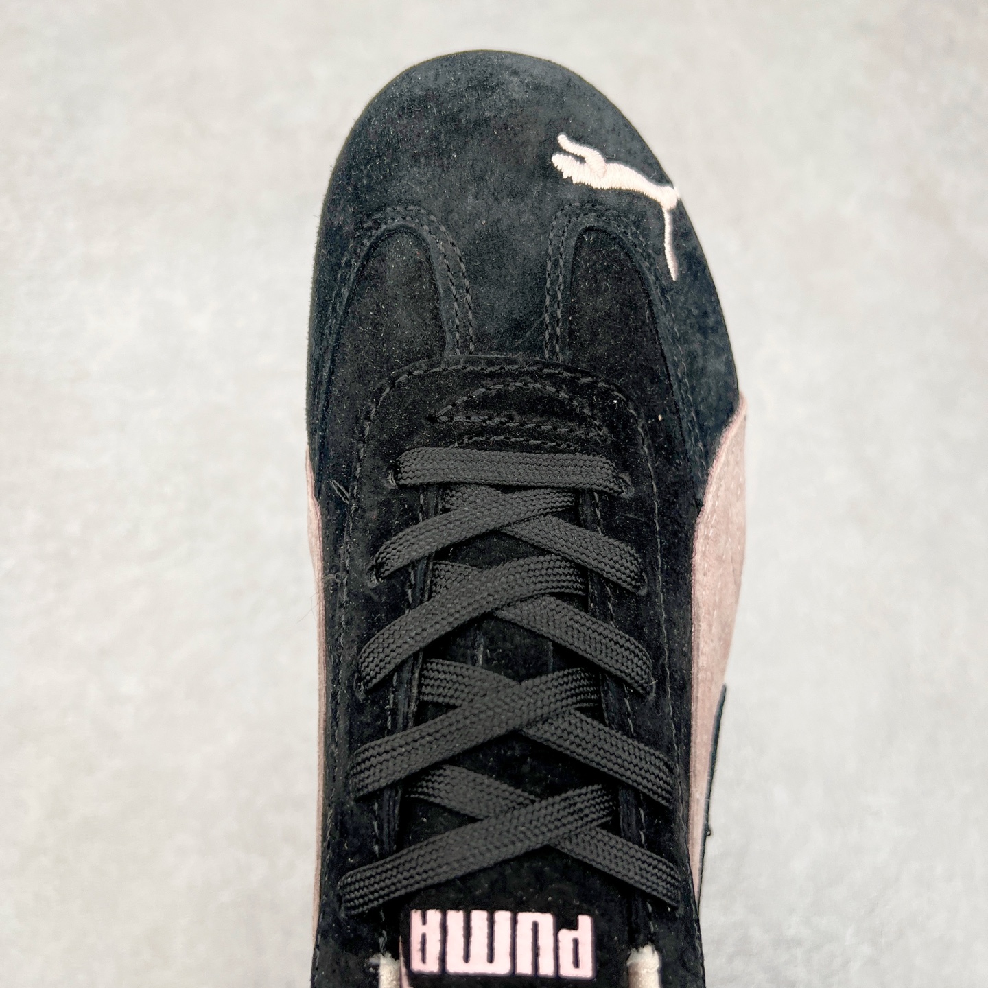 图片[4]-＃特价福利 PUMA Speedca OG 彪马极速赛车系列低帮德训风拼接复古百搭休闲运动赛车鞋 鞋款从80、90年代赛车手所穿的防火赛车鞋为原型，鞋身线条模仿了赛车的流线廓形，体现了空气动力学原理的结构。简约流畅的外观，恰好又和贯穿其中的Formstrip Logo融合恰到好处，视觉上细节丰富且协调。本次Speedcat OG鞋款归来，最大看点自然式保留了窄版鞋型以及薄底构造。这两年各品牌鞋底越做越厚，Speedcat反其道而行之，上脚几乎无鞋底的效果带来耳目一新的视觉体验。鞋面依旧是以质感细腻的麂皮材质打造，并且大面积近乎全包裹的使用，复古味道也愈发浓烈。配色上更是将最原始的黑色和红色带回，向F1赛车队的标志性队服致敬。相信让各位一眼种草的更多是出挑的大红色，上脚即可瞬间点亮整体造型，在以球鞋为核心的OOTD中脱颖而出。而另一款黑色则是低调的万金油，彰显新潮个性的同时又不喧宾夺主，也是热爱简约系穿搭朋友的首选。 尺码：35.5 36 37 37.5 38 38.5 39 40 40.5 41 42 42.5 43 44 44.5 45-选品中心