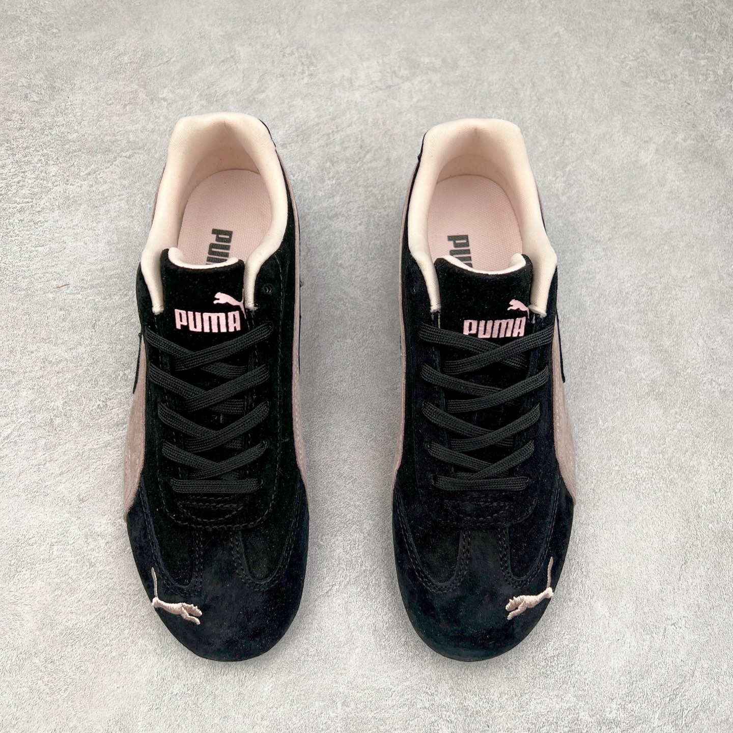 图片[2]-＃特价福利 PUMA Speedca OG 彪马极速赛车系列低帮德训风拼接复古百搭休闲运动赛车鞋 鞋款从80、90年代赛车手所穿的防火赛车鞋为原型，鞋身线条模仿了赛车的流线廓形，体现了空气动力学原理的结构。简约流畅的外观，恰好又和贯穿其中的Formstrip Logo融合恰到好处，视觉上细节丰富且协调。本次Speedcat OG鞋款归来，最大看点自然式保留了窄版鞋型以及薄底构造。这两年各品牌鞋底越做越厚，Speedcat反其道而行之，上脚几乎无鞋底的效果带来耳目一新的视觉体验。鞋面依旧是以质感细腻的麂皮材质打造，并且大面积近乎全包裹的使用，复古味道也愈发浓烈。配色上更是将最原始的黑色和红色带回，向F1赛车队的标志性队服致敬。相信让各位一眼种草的更多是出挑的大红色，上脚即可瞬间点亮整体造型，在以球鞋为核心的OOTD中脱颖而出。而另一款黑色则是低调的万金油，彰显新潮个性的同时又不喧宾夺主，也是热爱简约系穿搭朋友的首选。 尺码：35.5 36 37 37.5 38 38.5 39 40 40.5 41 42 42.5 43 44 44.5 45-选品中心