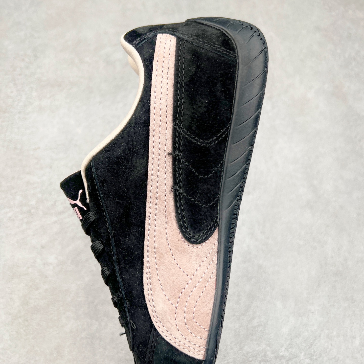 图片[7]-＃特价福利 PUMA Speedca OG 彪马极速赛车系列低帮德训风拼接复古百搭休闲运动赛车鞋 鞋款从80、90年代赛车手所穿的防火赛车鞋为原型，鞋身线条模仿了赛车的流线廓形，体现了空气动力学原理的结构。简约流畅的外观，恰好又和贯穿其中的Formstrip Logo融合恰到好处，视觉上细节丰富且协调。本次Speedcat OG鞋款归来，最大看点自然式保留了窄版鞋型以及薄底构造。这两年各品牌鞋底越做越厚，Speedcat反其道而行之，上脚几乎无鞋底的效果带来耳目一新的视觉体验。鞋面依旧是以质感细腻的麂皮材质打造，并且大面积近乎全包裹的使用，复古味道也愈发浓烈。配色上更是将最原始的黑色和红色带回，向F1赛车队的标志性队服致敬。相信让各位一眼种草的更多是出挑的大红色，上脚即可瞬间点亮整体造型，在以球鞋为核心的OOTD中脱颖而出。而另一款黑色则是低调的万金油，彰显新潮个性的同时又不喧宾夺主，也是热爱简约系穿搭朋友的首选。 尺码：35.5 36 37 37.5 38 38.5 39 40 40.5 41 42 42.5 43 44 44.5 45-选品中心