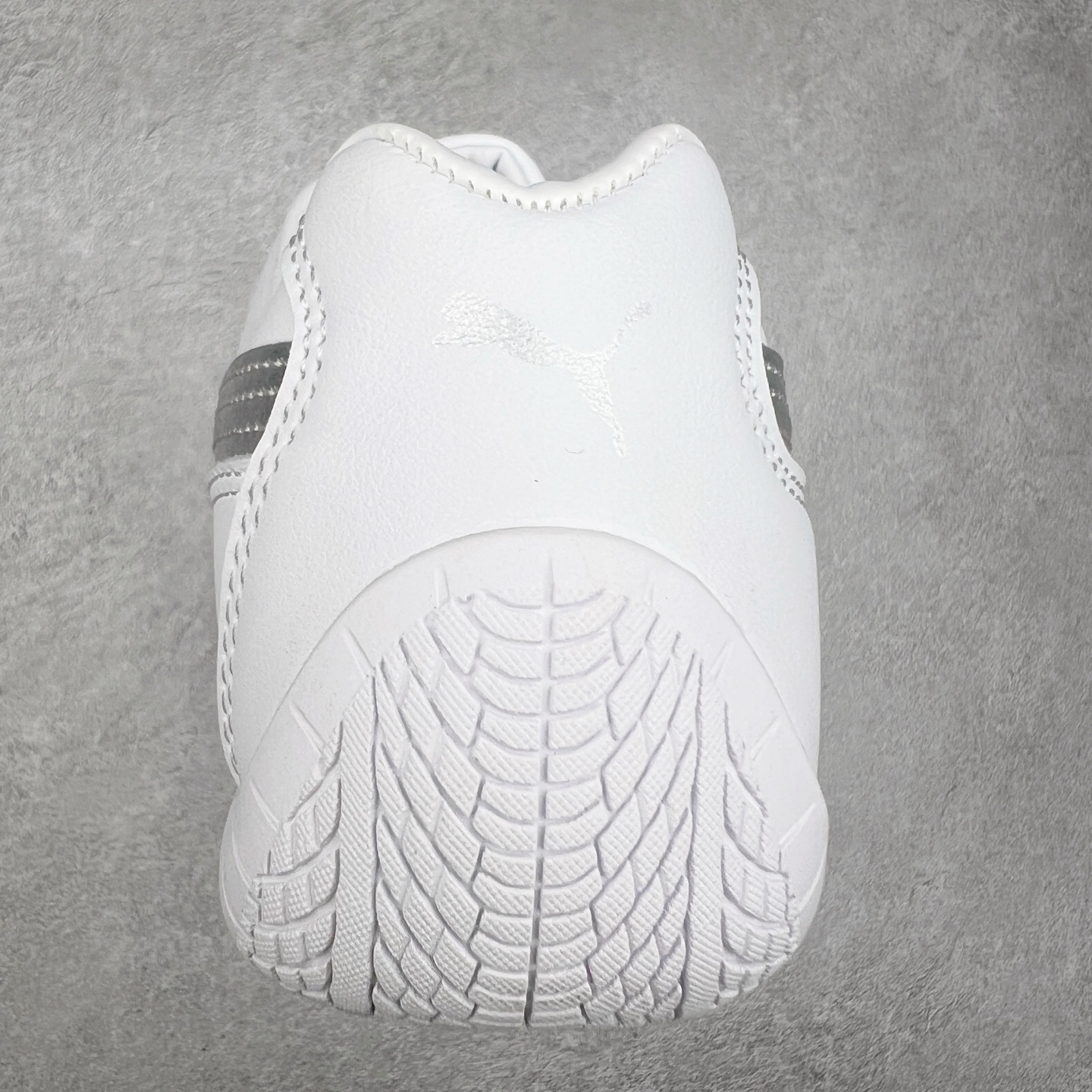 图片[8]-＃特价福利 PUMA Speedca OG 彪马极速赛车系列低帮德训风拼接复古百搭休闲运动赛车鞋 鞋款从80、90年代赛车手所穿的防火赛车鞋为原型，鞋身线条模仿了赛车的流线廓形，体现了空气动力学原理的结构。简约流畅的外观，恰好又和贯穿其中的Formstrip Logo融合恰到好处，视觉上细节丰富且协调。本次Speedcat OG鞋款归来，最大看点自然式保留了窄版鞋型以及薄底构造。这两年各品牌鞋底越做越厚，Speedcat反其道而行之，上脚几乎无鞋底的效果带来耳目一新的视觉体验。鞋面依旧是以质感细腻的麂皮材质打造，并且大面积近乎全包裹的使用，复古味道也愈发浓烈。配色上更是将最原始的黑色和红色带回，向F1赛车队的标志性队服致敬。相信让各位一眼种草的更多是出挑的大红色，上脚即可瞬间点亮整体造型，在以球鞋为核心的OOTD中脱颖而出。而另一款黑色则是低调的万金油，彰显新潮个性的同时又不喧宾夺主，也是热爱简约系穿搭朋友的首选。 尺码：35.5 36 37 37.5 38 38.5 39 40 40.5 41 42 42.5 43 44 44.5 45-选品中心