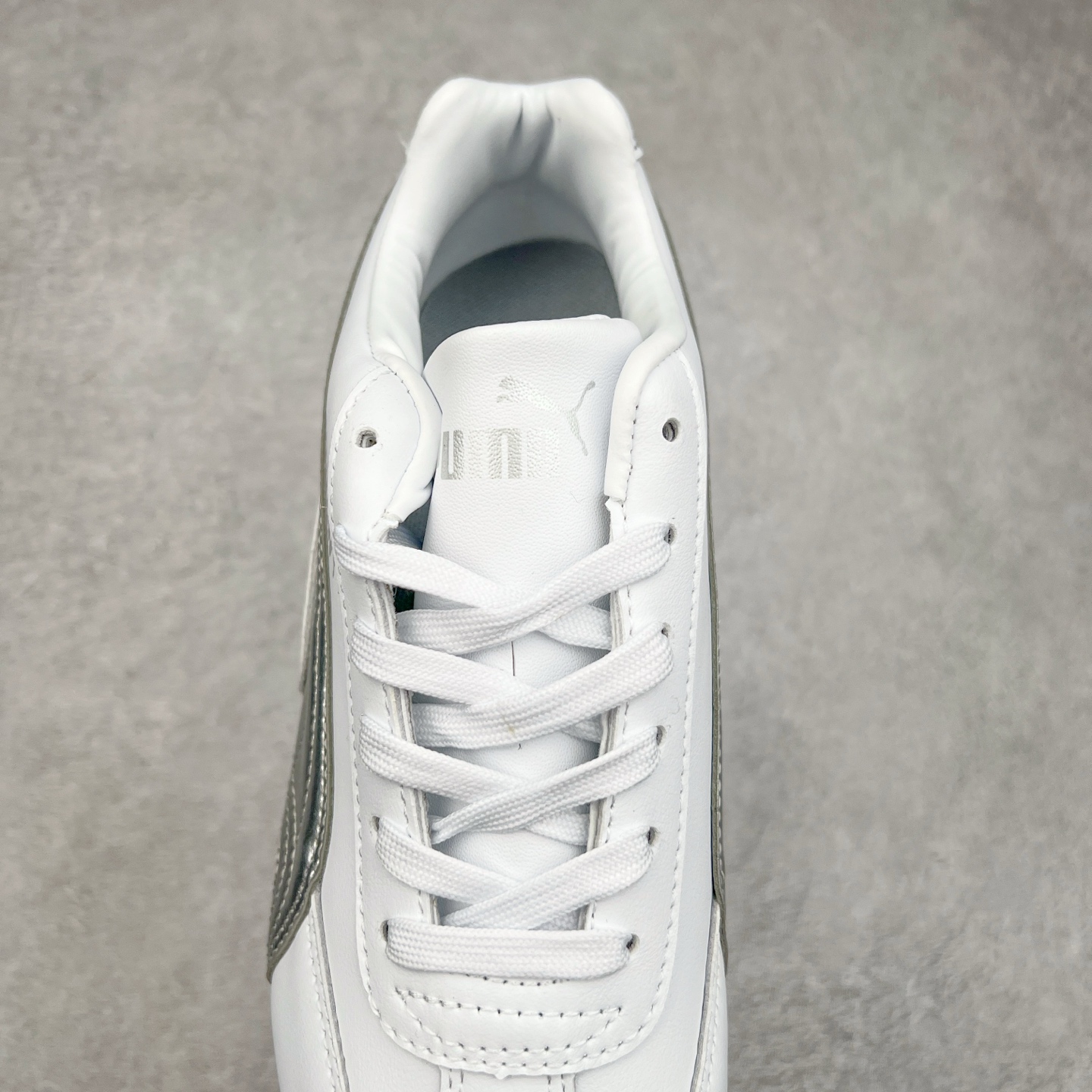 图片[5]-＃特价福利 PUMA Speedca OG 彪马极速赛车系列低帮德训风拼接复古百搭休闲运动赛车鞋 鞋款从80、90年代赛车手所穿的防火赛车鞋为原型，鞋身线条模仿了赛车的流线廓形，体现了空气动力学原理的结构。简约流畅的外观，恰好又和贯穿其中的Formstrip Logo融合恰到好处，视觉上细节丰富且协调。本次Speedcat OG鞋款归来，最大看点自然式保留了窄版鞋型以及薄底构造。这两年各品牌鞋底越做越厚，Speedcat反其道而行之，上脚几乎无鞋底的效果带来耳目一新的视觉体验。鞋面依旧是以质感细腻的麂皮材质打造，并且大面积近乎全包裹的使用，复古味道也愈发浓烈。配色上更是将最原始的黑色和红色带回，向F1赛车队的标志性队服致敬。相信让各位一眼种草的更多是出挑的大红色，上脚即可瞬间点亮整体造型，在以球鞋为核心的OOTD中脱颖而出。而另一款黑色则是低调的万金油，彰显新潮个性的同时又不喧宾夺主，也是热爱简约系穿搭朋友的首选。 尺码：35.5 36 37 37.5 38 38.5 39 40 40.5 41 42 42.5 43 44 44.5 45-选品中心