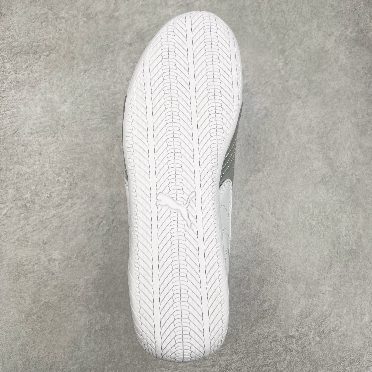 图片[9]-＃特价福利 PUMA Speedca OG 彪马极速赛车系列低帮德训风拼接复古百搭休闲运动赛车鞋 鞋款从80、90年代赛车手所穿的防火赛车鞋为原型，鞋身线条模仿了赛车的流线廓形，体现了空气动力学原理的结构。简约流畅的外观，恰好又和贯穿其中的Formstrip Logo融合恰到好处，视觉上细节丰富且协调。本次Speedcat OG鞋款归来，最大看点自然式保留了窄版鞋型以及薄底构造。这两年各品牌鞋底越做越厚，Speedcat反其道而行之，上脚几乎无鞋底的效果带来耳目一新的视觉体验。鞋面依旧是以质感细腻的麂皮材质打造，并且大面积近乎全包裹的使用，复古味道也愈发浓烈。配色上更是将最原始的黑色和红色带回，向F1赛车队的标志性队服致敬。相信让各位一眼种草的更多是出挑的大红色，上脚即可瞬间点亮整体造型，在以球鞋为核心的OOTD中脱颖而出。而另一款黑色则是低调的万金油，彰显新潮个性的同时又不喧宾夺主，也是热爱简约系穿搭朋友的首选。 尺码：35.5 36 37 37.5 38 38.5 39 40 40.5 41 42 42.5 43 44 44.5 45-选品中心