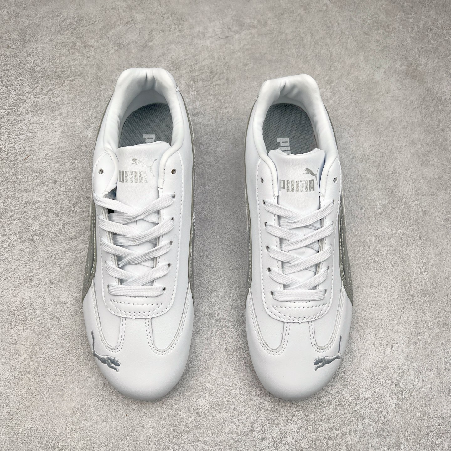 图片[2]-＃特价福利 PUMA Speedca OG 彪马极速赛车系列低帮德训风拼接复古百搭休闲运动赛车鞋 鞋款从80、90年代赛车手所穿的防火赛车鞋为原型，鞋身线条模仿了赛车的流线廓形，体现了空气动力学原理的结构。简约流畅的外观，恰好又和贯穿其中的Formstrip Logo融合恰到好处，视觉上细节丰富且协调。本次Speedcat OG鞋款归来，最大看点自然式保留了窄版鞋型以及薄底构造。这两年各品牌鞋底越做越厚，Speedcat反其道而行之，上脚几乎无鞋底的效果带来耳目一新的视觉体验。鞋面依旧是以质感细腻的麂皮材质打造，并且大面积近乎全包裹的使用，复古味道也愈发浓烈。配色上更是将最原始的黑色和红色带回，向F1赛车队的标志性队服致敬。相信让各位一眼种草的更多是出挑的大红色，上脚即可瞬间点亮整体造型，在以球鞋为核心的OOTD中脱颖而出。而另一款黑色则是低调的万金油，彰显新潮个性的同时又不喧宾夺主，也是热爱简约系穿搭朋友的首选。 尺码：35.5 36 37 37.5 38 38.5 39 40 40.5 41 42 42.5 43 44 44.5 45-选品中心