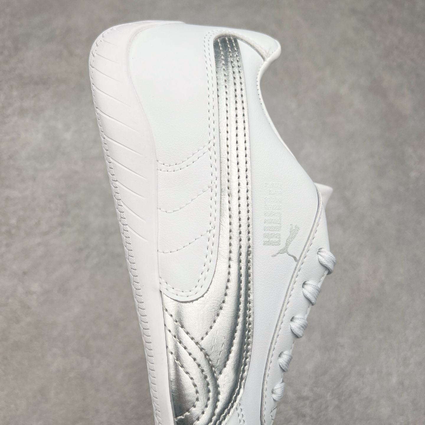 图片[6]-＃特价福利 PUMA Speedca OG 彪马极速赛车系列低帮德训风拼接复古百搭休闲运动赛车鞋 鞋款从80、90年代赛车手所穿的防火赛车鞋为原型，鞋身线条模仿了赛车的流线廓形，体现了空气动力学原理的结构。简约流畅的外观，恰好又和贯穿其中的Formstrip Logo融合恰到好处，视觉上细节丰富且协调。本次Speedcat OG鞋款归来，最大看点自然式保留了窄版鞋型以及薄底构造。这两年各品牌鞋底越做越厚，Speedcat反其道而行之，上脚几乎无鞋底的效果带来耳目一新的视觉体验。鞋面依旧是以质感细腻的麂皮材质打造，并且大面积近乎全包裹的使用，复古味道也愈发浓烈。配色上更是将最原始的黑色和红色带回，向F1赛车队的标志性队服致敬。相信让各位一眼种草的更多是出挑的大红色，上脚即可瞬间点亮整体造型，在以球鞋为核心的OOTD中脱颖而出。而另一款黑色则是低调的万金油，彰显新潮个性的同时又不喧宾夺主，也是热爱简约系穿搭朋友的首选。 尺码：35.5 36 37 37.5 38 38.5 39 40 40.5 41 42 42.5 43 44 44.5 45-选品中心