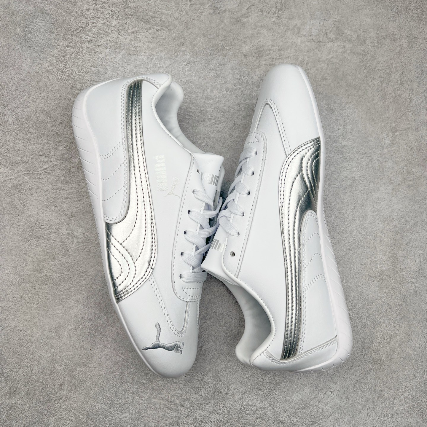 图片[3]-＃特价福利 PUMA Speedca OG 彪马极速赛车系列低帮德训风拼接复古百搭休闲运动赛车鞋 鞋款从80、90年代赛车手所穿的防火赛车鞋为原型，鞋身线条模仿了赛车的流线廓形，体现了空气动力学原理的结构。简约流畅的外观，恰好又和贯穿其中的Formstrip Logo融合恰到好处，视觉上细节丰富且协调。本次Speedcat OG鞋款归来，最大看点自然式保留了窄版鞋型以及薄底构造。这两年各品牌鞋底越做越厚，Speedcat反其道而行之，上脚几乎无鞋底的效果带来耳目一新的视觉体验。鞋面依旧是以质感细腻的麂皮材质打造，并且大面积近乎全包裹的使用，复古味道也愈发浓烈。配色上更是将最原始的黑色和红色带回，向F1赛车队的标志性队服致敬。相信让各位一眼种草的更多是出挑的大红色，上脚即可瞬间点亮整体造型，在以球鞋为核心的OOTD中脱颖而出。而另一款黑色则是低调的万金油，彰显新潮个性的同时又不喧宾夺主，也是热爱简约系穿搭朋友的首选。 尺码：35.5 36 37 37.5 38 38.5 39 40 40.5 41 42 42.5 43 44 44.5 45-选品中心