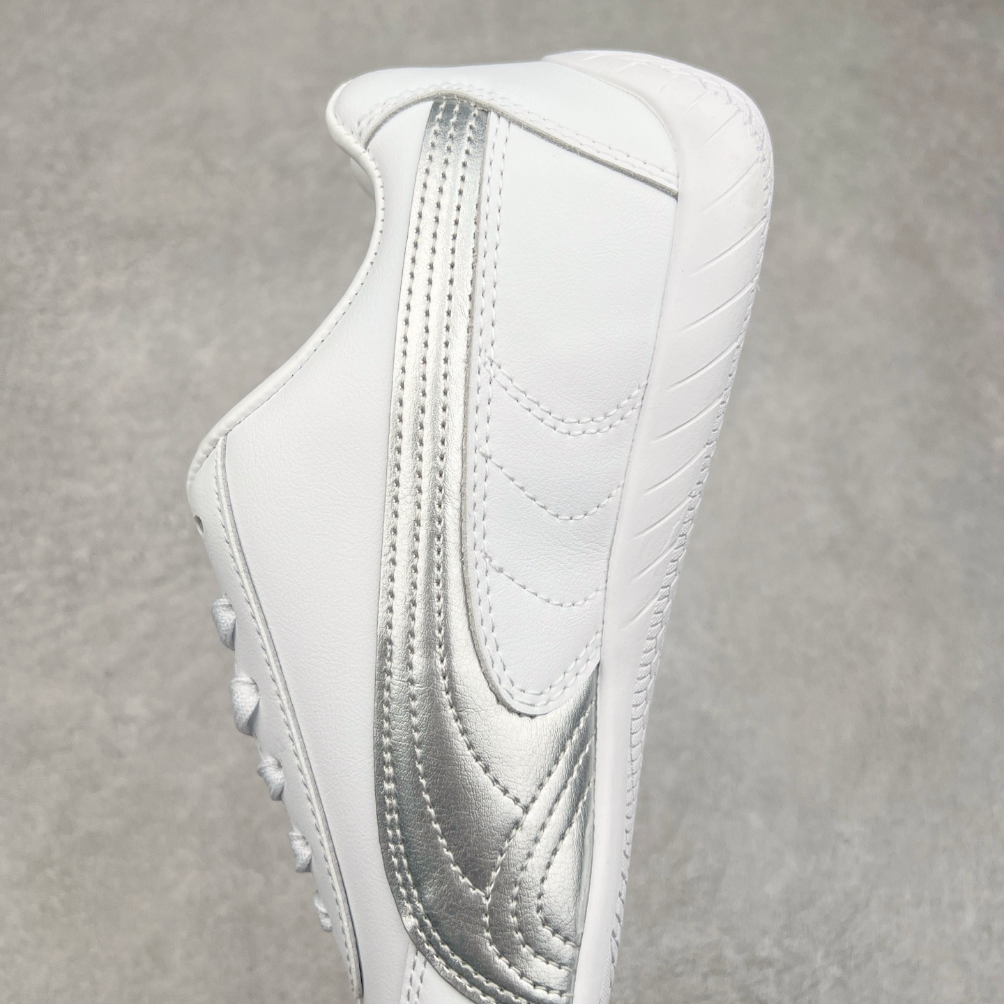 图片[7]-＃特价福利 PUMA Speedca OG 彪马极速赛车系列低帮德训风拼接复古百搭休闲运动赛车鞋 鞋款从80、90年代赛车手所穿的防火赛车鞋为原型，鞋身线条模仿了赛车的流线廓形，体现了空气动力学原理的结构。简约流畅的外观，恰好又和贯穿其中的Formstrip Logo融合恰到好处，视觉上细节丰富且协调。本次Speedcat OG鞋款归来，最大看点自然式保留了窄版鞋型以及薄底构造。这两年各品牌鞋底越做越厚，Speedcat反其道而行之，上脚几乎无鞋底的效果带来耳目一新的视觉体验。鞋面依旧是以质感细腻的麂皮材质打造，并且大面积近乎全包裹的使用，复古味道也愈发浓烈。配色上更是将最原始的黑色和红色带回，向F1赛车队的标志性队服致敬。相信让各位一眼种草的更多是出挑的大红色，上脚即可瞬间点亮整体造型，在以球鞋为核心的OOTD中脱颖而出。而另一款黑色则是低调的万金油，彰显新潮个性的同时又不喧宾夺主，也是热爱简约系穿搭朋友的首选。 尺码：35.5 36 37 37.5 38 38.5 39 40 40.5 41 42 42.5 43 44 44.5 45-选品中心