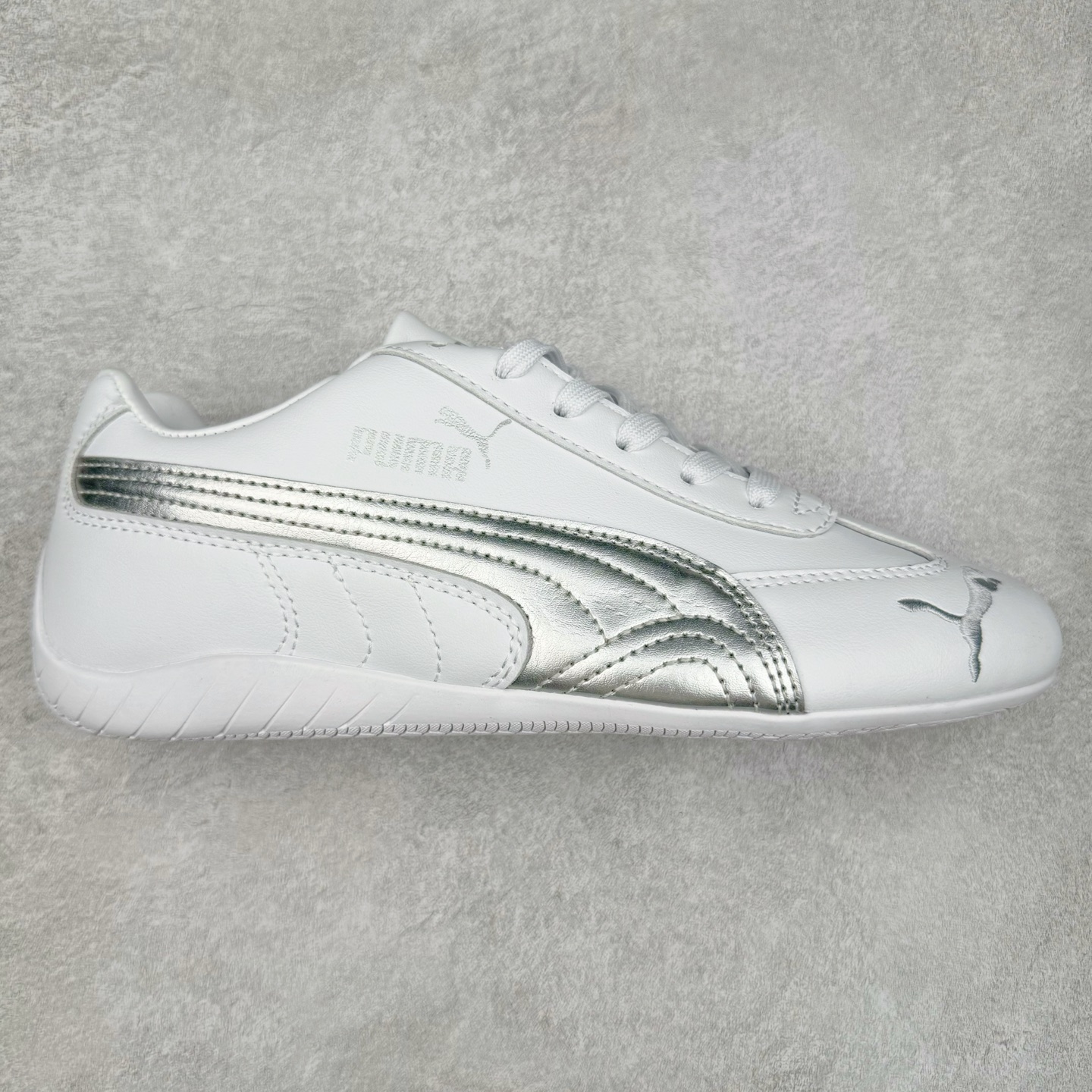 ＃特价福利 PUMA Speedca OG 彪马极速赛车系列低帮德训风拼接复古百搭休闲运动赛车鞋 鞋款从80、90年代赛车手所穿的防火赛车鞋为原型，鞋身线条模仿了赛车的流线廓形，体现了空气动力学原理的结构。简约流畅的外观，恰好又和贯穿其中的Formstrip Logo融合恰到好处，视觉上细节丰富且协调。本次Speedcat OG鞋款归来，最大看点自然式保留了窄版鞋型以及薄底构造。这两年各品牌鞋底越做越厚，Speedcat反其道而行之，上脚几乎无鞋底的效果带来耳目一新的视觉体验。鞋面依旧是以质感细腻的麂皮材质打造，并且大面积近乎全包裹的使用，复古味道也愈发浓烈。配色上更是将最原始的黑色和红色带回，向F1赛车队的标志性队服致敬。相信让各位一眼种草的更多是出挑的大红色，上脚即可瞬间点亮整体造型，在以球鞋为核心的OOTD中脱颖而出。而另一款黑色则是低调的万金油，彰显新潮个性的同时又不喧宾夺主，也是热爱简约系穿搭朋友的首选。 尺码：35.5 36 37 37.5 38 38.5 39 40 40.5 41 42 42.5 43 44 44.5 45-选品中心