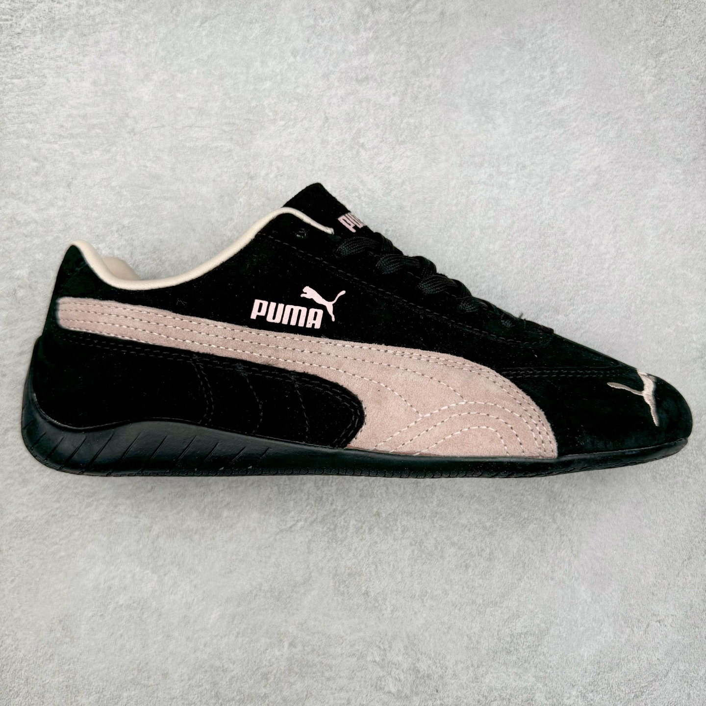 ＃特价福利 PUMA Speedca OG 彪马极速赛车系列低帮德训风拼接复古百搭休闲运动赛车鞋 鞋款从80、90年代赛车手所穿的防火赛车鞋为原型，鞋身线条模仿了赛车的流线廓形，体现了空气动力学原理的结构。简约流畅的外观，恰好又和贯穿其中的Formstrip Logo融合恰到好处，视觉上细节丰富且协调。本次Speedcat OG鞋款归来，最大看点自然式保留了窄版鞋型以及薄底构造。这两年各品牌鞋底越做越厚，Speedcat反其道而行之，上脚几乎无鞋底的效果带来耳目一新的视觉体验。鞋面依旧是以质感细腻的麂皮材质打造，并且大面积近乎全包裹的使用，复古味道也愈发浓烈。配色上更是将最原始的黑色和红色带回，向F1赛车队的标志性队服致敬。相信让各位一眼种草的更多是出挑的大红色，上脚即可瞬间点亮整体造型，在以球鞋为核心的OOTD中脱颖而出。而另一款黑色则是低调的万金油，彰显新潮个性的同时又不喧宾夺主，也是热爱简约系穿搭朋友的首选。 尺码：35.5 36 37 37.5 38 38.5 39 40 40.5 41 42 42.5 43 44 44.5 45-选品中心