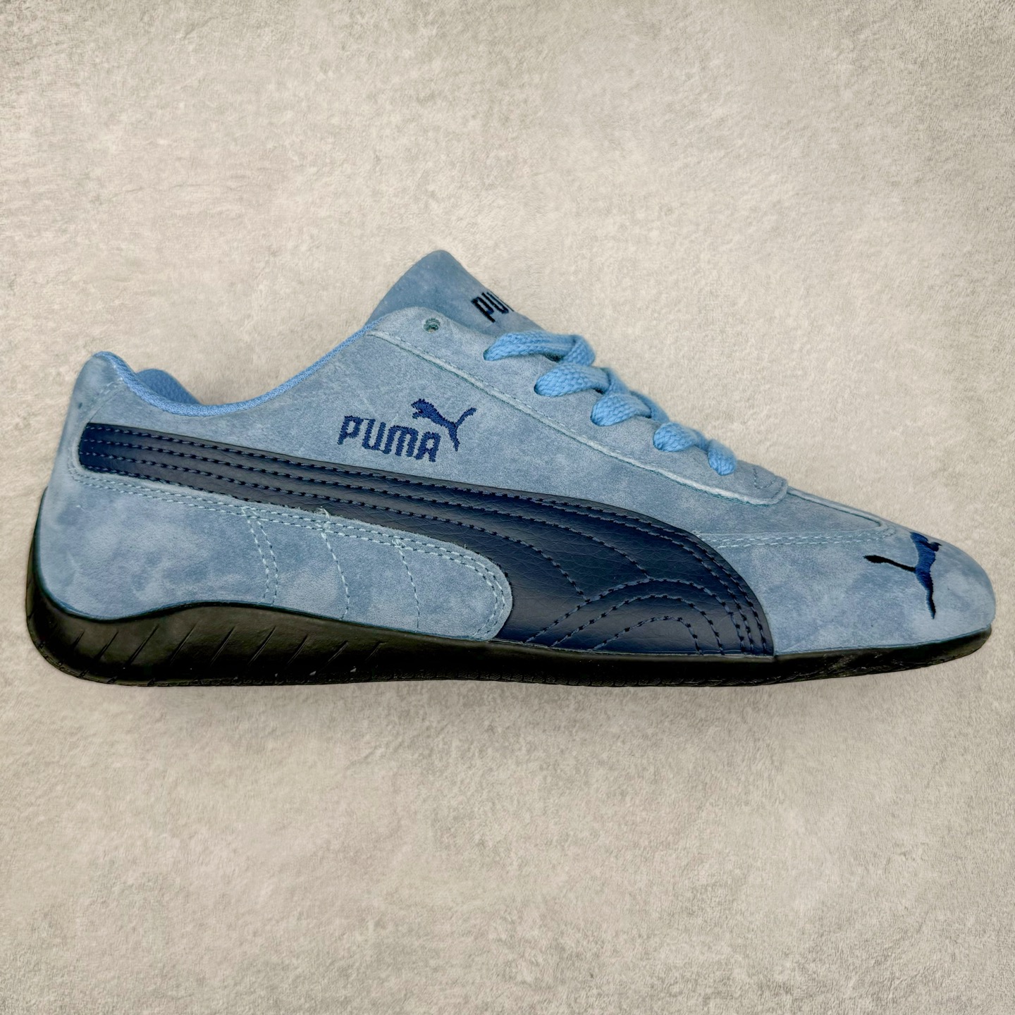 ＃特价福利 PUMA Speedca OG 彪马极速赛车系列低帮德训风拼接复古百搭休闲运动赛车鞋 鞋款从80、90年代赛车手所穿的防火赛车鞋为原型，鞋身线条模仿了赛车的流线廓形，体现了空气动力学原理的结构。简约流畅的外观，恰好又和贯穿其中的Formstrip Logo融合恰到好处，视觉上细节丰富且协调。本次Speedcat OG鞋款归来，最大看点自然式保留了窄版鞋型以及薄底构造。这两年各品牌鞋底越做越厚，Speedcat反其道而行之，上脚几乎无鞋底的效果带来耳目一新的视觉体验。鞋面依旧是以质感细腻的麂皮材质打造，并且大面积近乎全包裹的使用，复古味道也愈发浓烈。配色上更是将最原始的黑色和红色带回，向F1赛车队的标志性队服致敬。相信让各位一眼种草的更多是出挑的大红色，上脚即可瞬间点亮整体造型，在以球鞋为核心的OOTD中脱颖而出。而另一款黑色则是低调的万金油，彰显新潮个性的同时又不喧宾夺主，也是热爱简约系穿搭朋友的首选。 尺码：35.5 36 37 37.5 38 38.5 39 40 40.5 41 42 42.5 43 44 44.5 45-选品中心