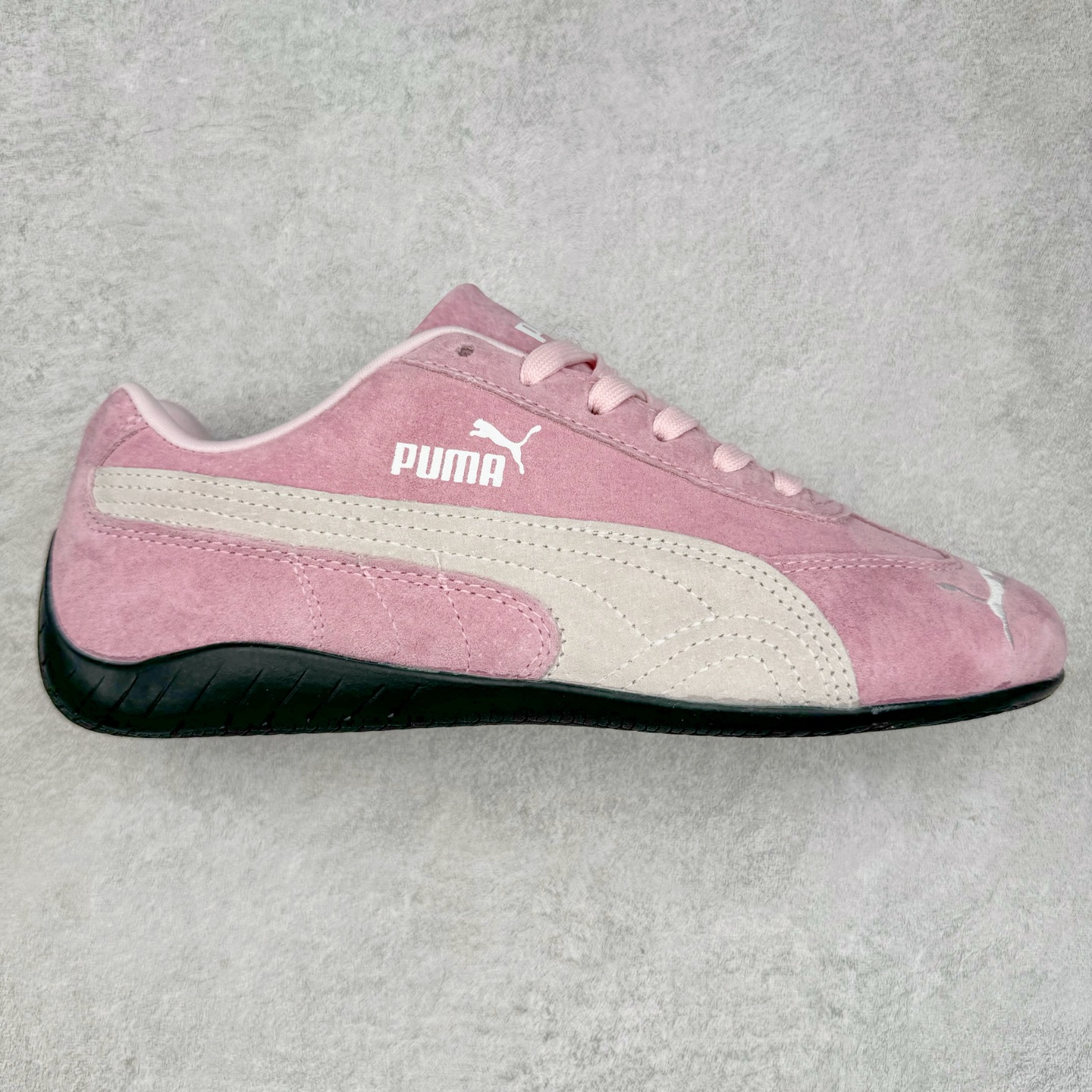 ＃特价福利 PUMA Speedca OG 彪马极速赛车系列低帮德训风拼接复古百搭休闲运动赛车鞋 鞋款从80、90年代赛车手所穿的防火赛车鞋为原型，鞋身线条模仿了赛车的流线廓形，体现了空气动力学原理的结构。简约流畅的外观，恰好又和贯穿其中的Formstrip Logo融合恰到好处，视觉上细节丰富且协调。本次Speedcat OG鞋款归来，最大看点自然式保留了窄版鞋型以及薄底构造。这两年各品牌鞋底越做越厚，Speedcat反其道而行之，上脚几乎无鞋底的效果带来耳目一新的视觉体验。鞋面依旧是以质感细腻的麂皮材质打造，并且大面积近乎全包裹的使用，复古味道也愈发浓烈。配色上更是将最原始的黑色和红色带回，向F1赛车队的标志性队服致敬。相信让各位一眼种草的更多是出挑的大红色，上脚即可瞬间点亮整体造型，在以球鞋为核心的OOTD中脱颖而出。而另一款黑色则是低调的万金油，彰显新潮个性的同时又不喧宾夺主，也是热爱简约系穿搭朋友的首选。 尺码：35.5 36 37 37.5 38 38.5 39 40 40.5 41 42 42.5 43 44 44.5 45-选品中心