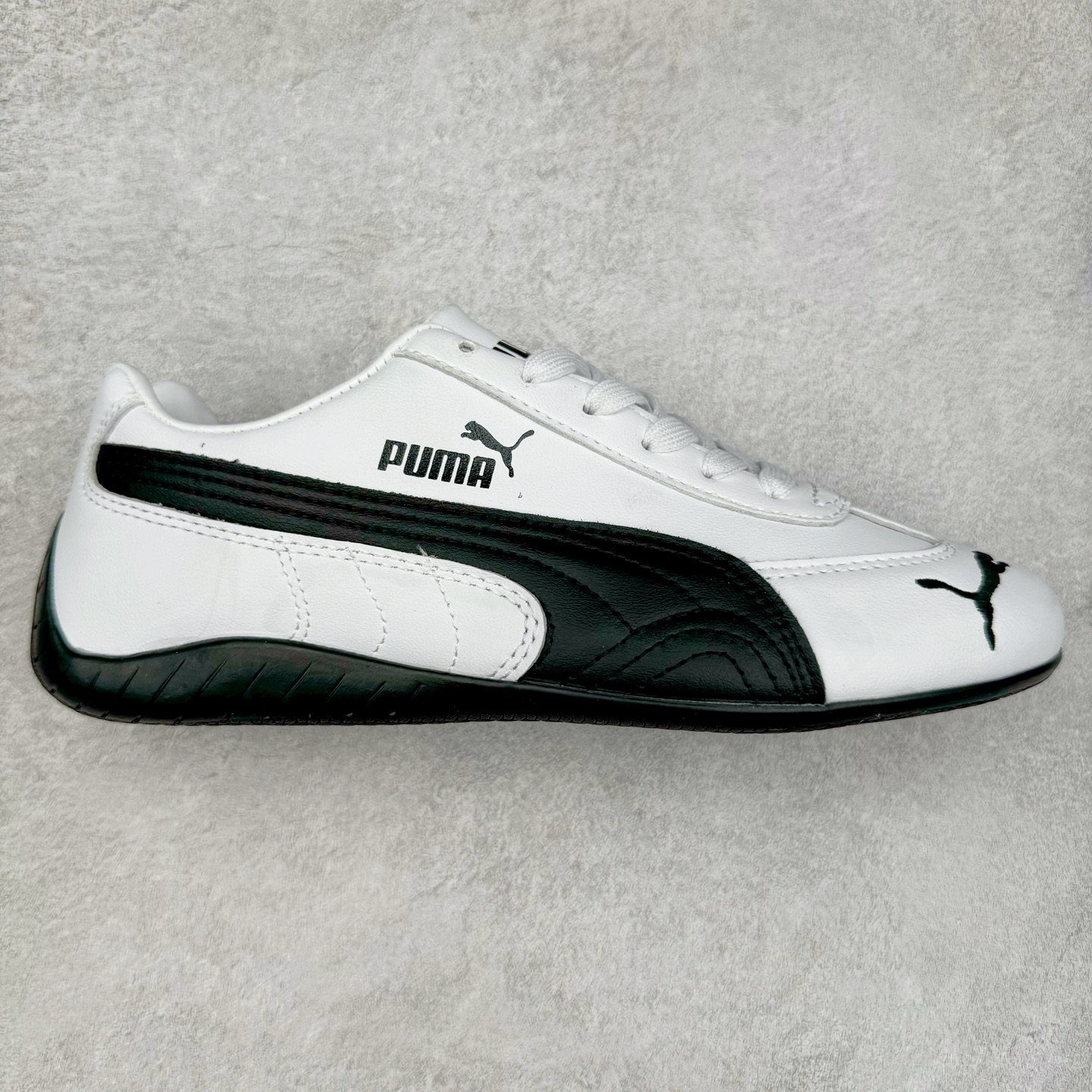 ＃特价福利 PUMA Speedca OG 彪马极速赛车系列低帮德训风拼接复古百搭休闲运动赛车鞋 鞋款从80、90年代赛车手所穿的防火赛车鞋为原型，鞋身线条模仿了赛车的流线廓形，体现了空气动力学原理的结构。简约流畅的外观，恰好又和贯穿其中的Formstrip Logo融合恰到好处，视觉上细节丰富且协调。本次Speedcat OG鞋款归来，最大看点自然式保留了窄版鞋型以及薄底构造。这两年各品牌鞋底越做越厚，Speedcat反其道而行之，上脚几乎无鞋底的效果带来耳目一新的视觉体验。鞋面依旧是以质感细腻的麂皮材质打造，并且大面积近乎全包裹的使用，复古味道也愈发浓烈。配色上更是将最原始的黑色和红色带回，向F1赛车队的标志性队服致敬。相信让各位一眼种草的更多是出挑的大红色，上脚即可瞬间点亮整体造型，在以球鞋为核心的OOTD中脱颖而出。而另一款黑色则是低调的万金油，彰显新潮个性的同时又不喧宾夺主，也是热爱简约系穿搭朋友的首选。 尺码：35.5 36 37 37.5 38 38.5 39 40 40.5 41 42 42.5 43 44 44.5 45-选品中心