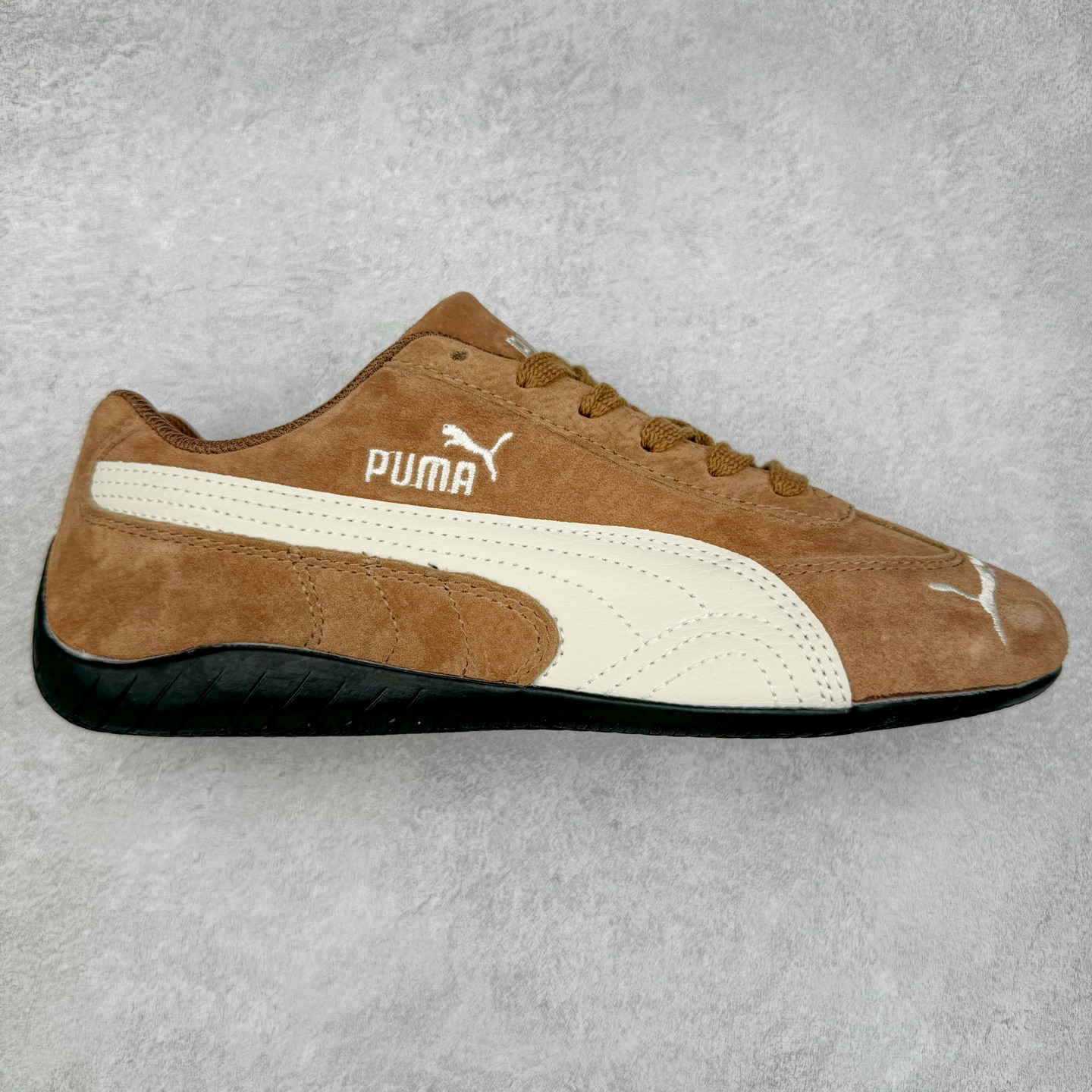 ＃特价福利 PUMA Speedca OG 彪马极速赛车系列低帮德训风拼接复古百搭休闲运动赛车鞋 鞋款从80、90年代赛车手所穿的防火赛车鞋为原型，鞋身线条模仿了赛车的流线廓形，体现了空气动力学原理的结构。简约流畅的外观，恰好又和贯穿其中的Formstrip Logo融合恰到好处，视觉上细节丰富且协调。本次Speedcat OG鞋款归来，最大看点自然式保留了窄版鞋型以及薄底构造。这两年各品牌鞋底越做越厚，Speedcat反其道而行之，上脚几乎无鞋底的效果带来耳目一新的视觉体验。鞋面依旧是以质感细腻的麂皮材质打造，并且大面积近乎全包裹的使用，复古味道也愈发浓烈。配色上更是将最原始的黑色和红色带回，向F1赛车队的标志性队服致敬。相信让各位一眼种草的更多是出挑的大红色，上脚即可瞬间点亮整体造型，在以球鞋为核心的OOTD中脱颖而出。而另一款黑色则是低调的万金油，彰显新潮个性的同时又不喧宾夺主，也是热爱简约系穿搭朋友的首选。 尺码：35.5 36 37 37.5 38 38.5 39 40 40.5 41 42 42.5 43 44 44.5 45-选品中心