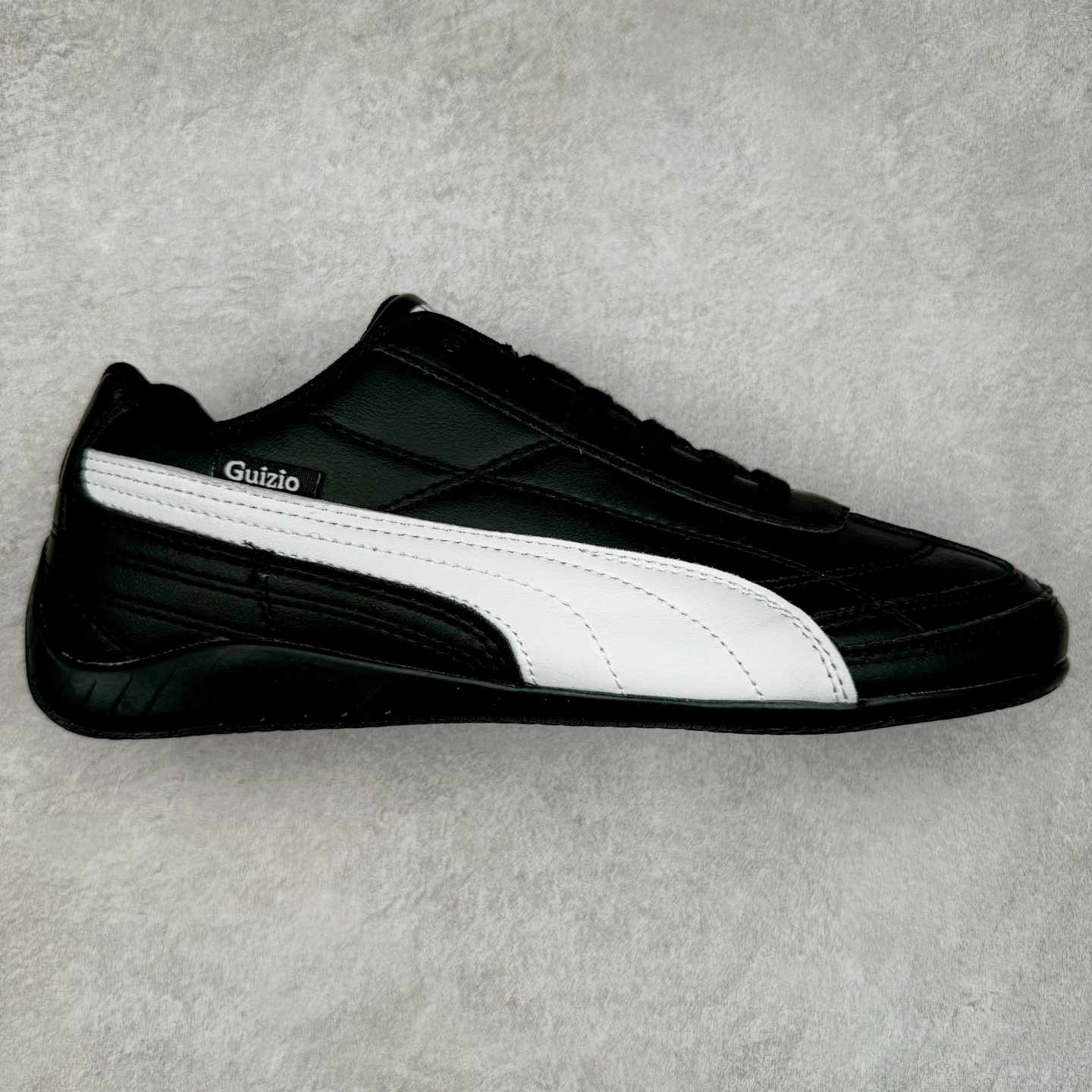 ＃特价福利 PUMA Speedca OG 彪马极速赛车系列低帮德训风拼接复古百搭休闲运动赛车鞋 鞋款从80、90年代赛车手所穿的防火赛车鞋为原型，鞋身线条模仿了赛车的流线廓形，体现了空气动力学原理的结构。简约流畅的外观，恰好又和贯穿其中的Formstrip Logo融合恰到好处，视觉上细节丰富且协调。本次Speedcat OG鞋款归来，最大看点自然式保留了窄版鞋型以及薄底构造。这两年各品牌鞋底越做越厚，Speedcat反其道而行之，上脚几乎无鞋底的效果带来耳目一新的视觉体验。鞋面依旧是以质感细腻的麂皮材质打造，并且大面积近乎全包裹的使用，复古味道也愈发浓烈。配色上更是将最原始的黑色和红色带回，向F1赛车队的标志性队服致敬。相信让各位一眼种草的更多是出挑的大红色，上脚即可瞬间点亮整体造型，在以球鞋为核心的OOTD中脱颖而出。而另一款黑色则是低调的万金油，彰显新潮个性的同时又不喧宾夺主，也是热爱简约系穿搭朋友的首选。 尺码：35.5 36 37 37.5 38 38.5 39 40 40.5 41 42 42.5 43 44 44.5 45-选品中心