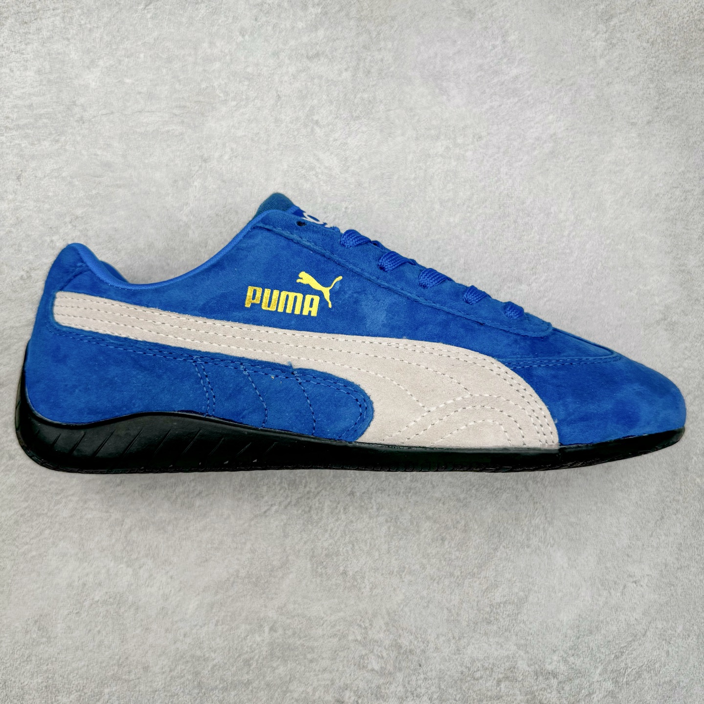 ＃特价福利 PUMA Speedca OG 彪马极速赛车系列低帮德训风拼接复古百搭休闲运动赛车鞋 鞋款从80、90年代赛车手所穿的防火赛车鞋为原型，鞋身线条模仿了赛车的流线廓形，体现了空气动力学原理的结构。简约流畅的外观，恰好又和贯穿其中的Formstrip Logo融合恰到好处，视觉上细节丰富且协调。本次Speedcat OG鞋款归来，最大看点自然式保留了窄版鞋型以及薄底构造。这两年各品牌鞋底越做越厚，Speedcat反其道而行之，上脚几乎无鞋底的效果带来耳目一新的视觉体验。鞋面依旧是以质感细腻的麂皮材质打造，并且大面积近乎全包裹的使用，复古味道也愈发浓烈。配色上更是将最原始的黑色和红色带回，向F1赛车队的标志性队服致敬。相信让各位一眼种草的更多是出挑的大红色，上脚即可瞬间点亮整体造型，在以球鞋为核心的OOTD中脱颖而出。而另一款黑色则是低调的万金油，彰显新潮个性的同时又不喧宾夺主，也是热爱简约系穿搭朋友的首选。 尺码：35.5 36 37 37.5 38 38.5 39 40 40.5 41 42 42.5 43 44 44.5 45-选品中心