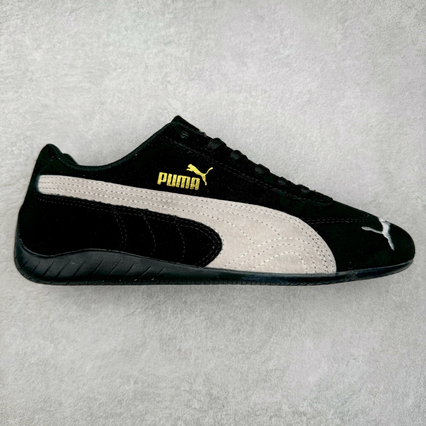 ＃特价福利 PUMA Speedca OG 彪马极速赛车系列低帮德训风拼接复古百搭休闲运动赛车鞋 鞋款从80、90年代赛车手所穿的防火赛车鞋为原型，鞋身线条模仿了赛车的流线廓形，体现了空气动力学原理的结构。简约流畅的外观，恰好又和贯穿其中的Formstrip Logo融合恰到好处，视觉上细节丰富且协调。本次Speedcat OG鞋款归来，最大看点自然式保留了窄版鞋型以及薄底构造。这两年各品牌鞋底越做越厚，Speedcat反其道而行之，上脚几乎无鞋底的效果带来耳目一新的视觉体验。鞋面依旧是以质感细腻的麂皮材质打造，并且大面积近乎全包裹的使用，复古味道也愈发浓烈。配色上更是将最原始的黑色和红色带回，向F1赛车队的标志性队服致敬。相信让各位一眼种草的更多是出挑的大红色，上脚即可瞬间点亮整体造型，在以球鞋为核心的OOTD中脱颖而出。而另一款黑色则是低调的万金油，彰显新潮个性的同时又不喧宾夺主，也是热爱简约系穿搭朋友的首选。 尺码：35.5 36 37 37.5 38 38.5 39 40 40.5 41 42 42.5 43 44 44.5 45-选品中心