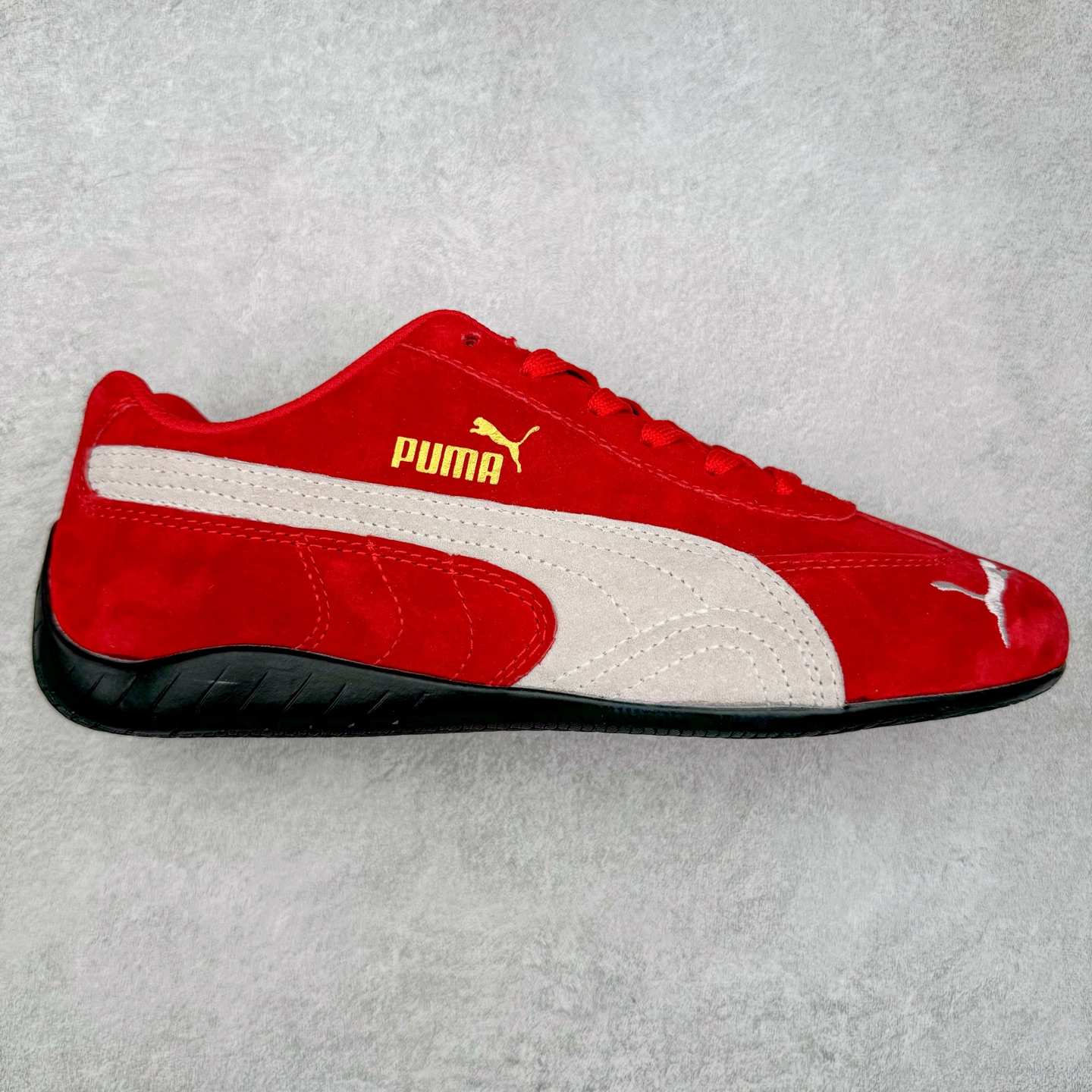＃特价福利 PUMA Speedca OG 彪马极速赛车系列低帮德训风拼接复古百搭休闲运动赛车鞋 鞋款从80、90年代赛车手所穿的防火赛车鞋为原型，鞋身线条模仿了赛车的流线廓形，体现了空气动力学原理的结构。简约流畅的外观，恰好又和贯穿其中的Formstrip Logo融合恰到好处，视觉上细节丰富且协调。本次Speedcat OG鞋款归来，最大看点自然式保留了窄版鞋型以及薄底构造。这两年各品牌鞋底越做越厚，Speedcat反其道而行之，上脚几乎无鞋底的效果带来耳目一新的视觉体验。鞋面依旧是以质感细腻的麂皮材质打造，并且大面积近乎全包裹的使用，复古味道也愈发浓烈。配色上更是将最原始的黑色和红色带回，向F1赛车队的标志性队服致敬。相信让各位一眼种草的更多是出挑的大红色，上脚即可瞬间点亮整体造型，在以球鞋为核心的OOTD中脱颖而出。而另一款黑色则是低调的万金油，彰显新潮个性的同时又不喧宾夺主，也是热爱简约系穿搭朋友的首选。 尺码：35.5 36 37 37.5 38 38.5 39 40 40.5 41 42 42.5 43 44 44.5 45-选品中心