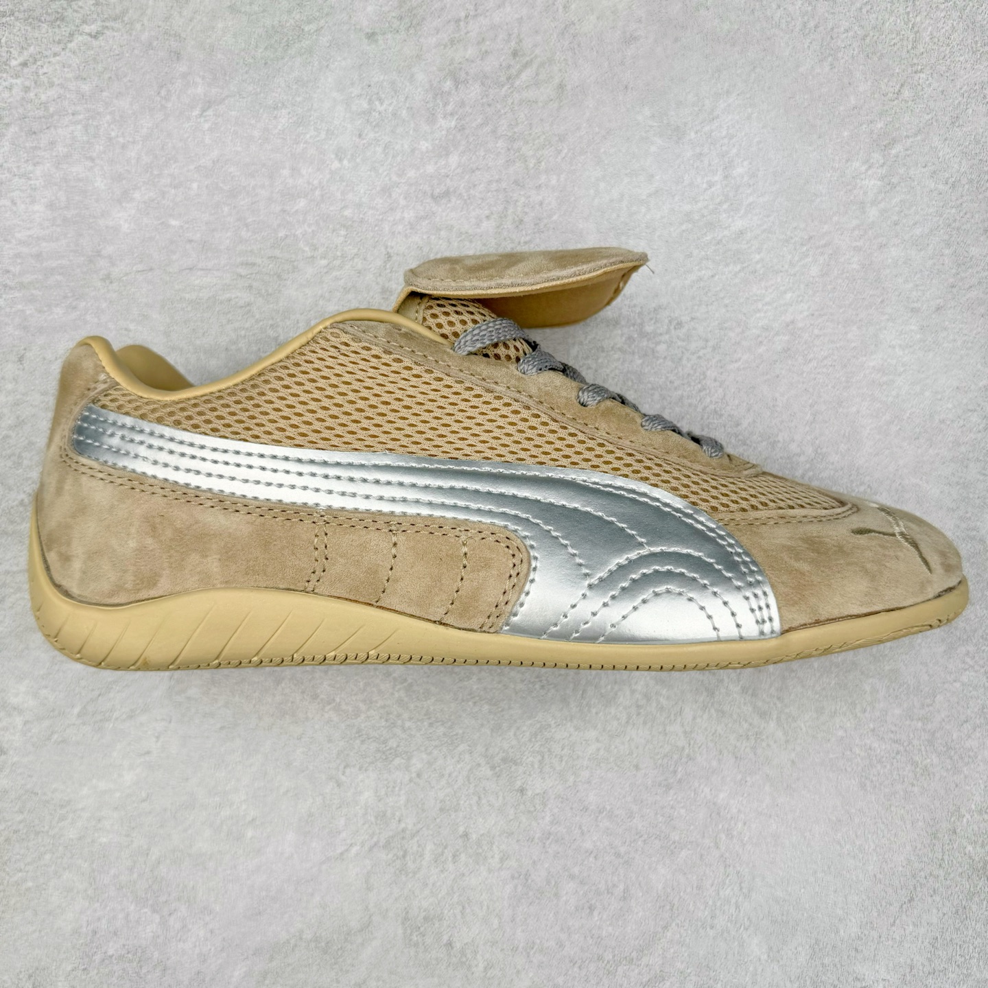 ＃特价福利 PUMA Speedca OG 彪马极速赛车系列低帮德训风拼接复古百搭休闲运动赛车鞋 鞋款从80、90年代赛车手所穿的防火赛车鞋为原型，鞋身线条模仿了赛车的流线廓形，体现了空气动力学原理的结构。简约流畅的外观，恰好又和贯穿其中的Formstrip Logo融合恰到好处，视觉上细节丰富且协调。本次Speedcat OG鞋款归来，最大看点自然式保留了窄版鞋型以及薄底构造。这两年各品牌鞋底越做越厚，Speedcat反其道而行之，上脚几乎无鞋底的效果带来耳目一新的视觉体验。鞋面依旧是以质感细腻的麂皮材质打造，并且大面积近乎全包裹的使用，复古味道也愈发浓烈。配色上更是将最原始的黑色和红色带回，向F1赛车队的标志性队服致敬。相信让各位一眼种草的更多是出挑的大红色，上脚即可瞬间点亮整体造型，在以球鞋为核心的OOTD中脱颖而出。而另一款黑色则是低调的万金油，彰显新潮个性的同时又不喧宾夺主，也是热爱简约系穿搭朋友的首选。 尺码：35.5 36 37 37.5 38 38.5 39 40 40.5 41 42 42.5 43 44 44.5 45-选品中心