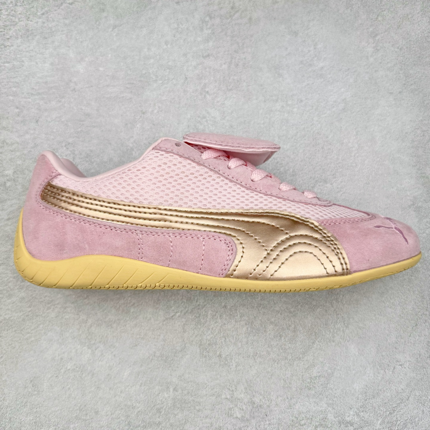 ＃特价福利 PUMA Speedca OG 彪马极速赛车系列低帮德训风拼接复古百搭休闲运动赛车鞋 鞋款从80、90年代赛车手所穿的防火赛车鞋为原型，鞋身线条模仿了赛车的流线廓形，体现了空气动力学原理的结构。简约流畅的外观，恰好又和贯穿其中的Formstrip Logo融合恰到好处，视觉上细节丰富且协调。本次Speedcat OG鞋款归来，最大看点自然式保留了窄版鞋型以及薄底构造。这两年各品牌鞋底越做越厚，Speedcat反其道而行之，上脚几乎无鞋底的效果带来耳目一新的视觉体验。鞋面依旧是以质感细腻的麂皮材质打造，并且大面积近乎全包裹的使用，复古味道也愈发浓烈。配色上更是将最原始的黑色和红色带回，向F1赛车队的标志性队服致敬。相信让各位一眼种草的更多是出挑的大红色，上脚即可瞬间点亮整体造型，在以球鞋为核心的OOTD中脱颖而出。而另一款黑色则是低调的万金油，彰显新潮个性的同时又不喧宾夺主，也是热爱简约系穿搭朋友的首选。 尺码：35.5 36 37 37.5 38 38.5 39 40 40.5 41 42 42.5 43 44 44.5 45-选品中心