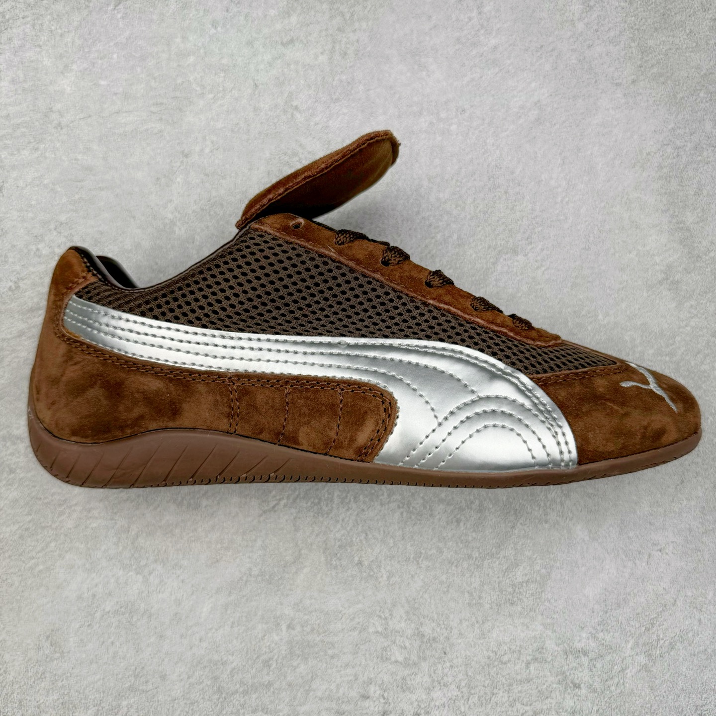 ＃特价福利 PUMA Speedca OG 彪马极速赛车系列低帮德训风拼接复古百搭休闲运动赛车鞋 鞋款从80、90年代赛车手所穿的防火赛车鞋为原型，鞋身线条模仿了赛车的流线廓形，体现了空气动力学原理的结构。简约流畅的外观，恰好又和贯穿其中的Formstrip Logo融合恰到好处，视觉上细节丰富且协调。本次Speedcat OG鞋款归来，最大看点自然式保留了窄版鞋型以及薄底构造。这两年各品牌鞋底越做越厚，Speedcat反其道而行之，上脚几乎无鞋底的效果带来耳目一新的视觉体验。鞋面依旧是以质感细腻的麂皮材质打造，并且大面积近乎全包裹的使用，复古味道也愈发浓烈。配色上更是将最原始的黑色和红色带回，向F1赛车队的标志性队服致敬。相信让各位一眼种草的更多是出挑的大红色，上脚即可瞬间点亮整体造型，在以球鞋为核心的OOTD中脱颖而出。而另一款黑色则是低调的万金油，彰显新潮个性的同时又不喧宾夺主，也是热爱简约系穿搭朋友的首选。 尺码：35.5 36 37 37.5 38 38.5 39 40 40.5 41 42 42.5 43 44 44.5 45-选品中心