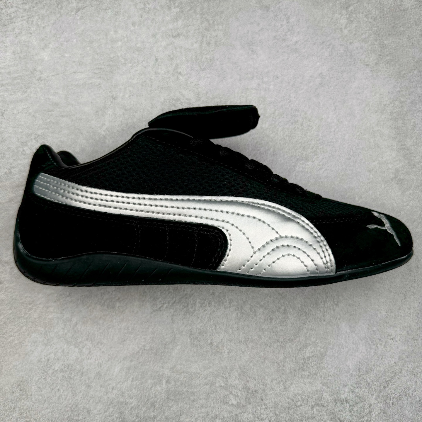 ＃特价福利 PUMA Speedca OG 彪马极速赛车系列低帮德训风拼接复古百搭休闲运动赛车鞋 鞋款从80、90年代赛车手所穿的防火赛车鞋为原型，鞋身线条模仿了赛车的流线廓形，体现了空气动力学原理的结构。简约流畅的外观，恰好又和贯穿其中的Formstrip Logo融合恰到好处，视觉上细节丰富且协调。本次Speedcat OG鞋款归来，最大看点自然式保留了窄版鞋型以及薄底构造。这两年各品牌鞋底越做越厚，Speedcat反其道而行之，上脚几乎无鞋底的效果带来耳目一新的视觉体验。鞋面依旧是以质感细腻的麂皮材质打造，并且大面积近乎全包裹的使用，复古味道也愈发浓烈。配色上更是将最原始的黑色和红色带回，向F1赛车队的标志性队服致敬。相信让各位一眼种草的更多是出挑的大红色，上脚即可瞬间点亮整体造型，在以球鞋为核心的OOTD中脱颖而出。而另一款黑色则是低调的万金油，彰显新潮个性的同时又不喧宾夺主，也是热爱简约系穿搭朋友的首选。 尺码：35.5 36 37 37.5 38 38.5 39 40 40.5 41 42 42.5 43 44 44.5 45-选品中心