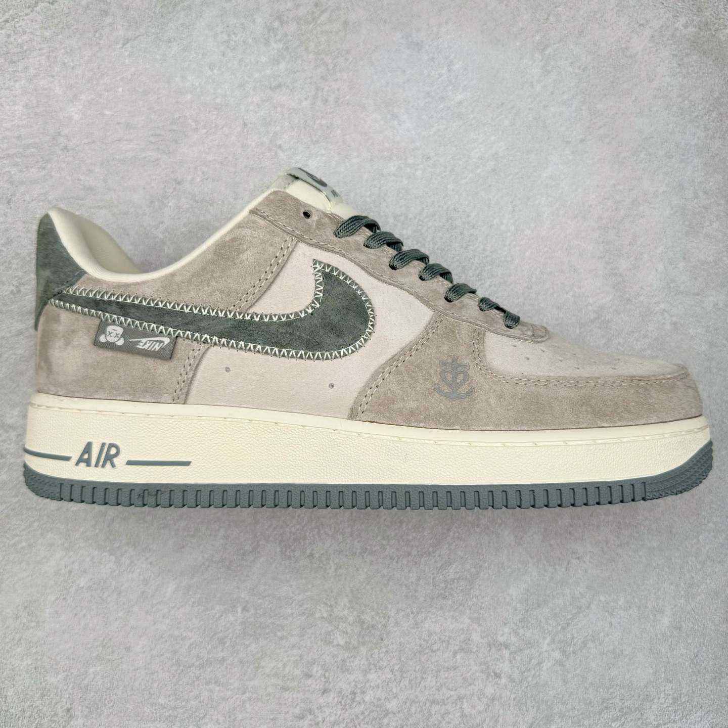 NK Air Force 1´07 Low 空军一号低帮百搭休闲运动板鞋 KK1988-047 柔软、弹性十足的缓震性能和出色的中底设计 横跨复古与现代的外型结合 造就出风靡全球 三十多年的Force 1 直到今天还深受青睐 尺码：36 36.5 37.5 38 38.5 39 40 40.5 41 42 42.5 43 44 44.5 45-选品中心