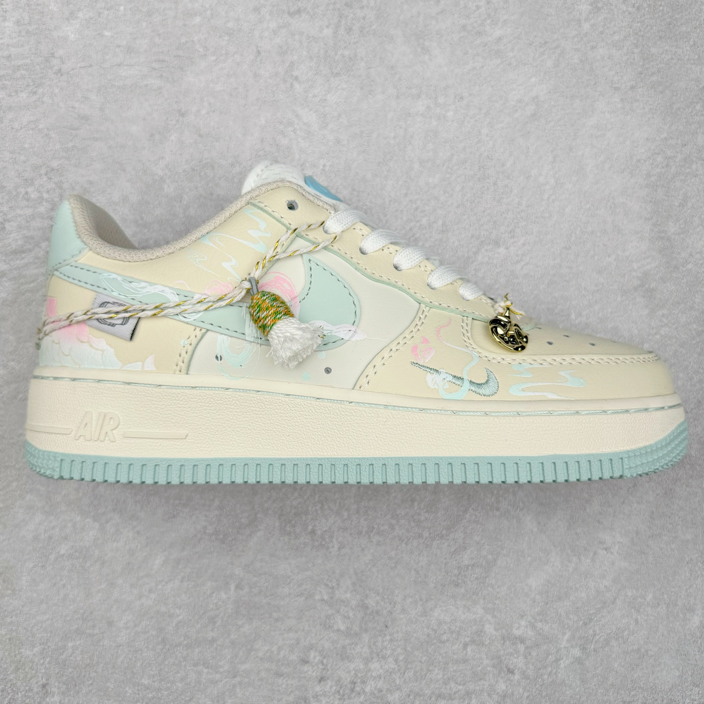 NK Air Force 1´07 Low 空军一号低帮百搭休闲运动板鞋 FB1839-112 柔软、弹性十足的缓震性能和出色的中底设计 横跨复古与现代的外型结合 造就出风靡全球 三十多年的Force 1 直到今天还深受青睐 尺码：36 36.5 37.5 38 38.5 39 40 40.5 41 42 42.5 43 44 44.5 45-选品中心