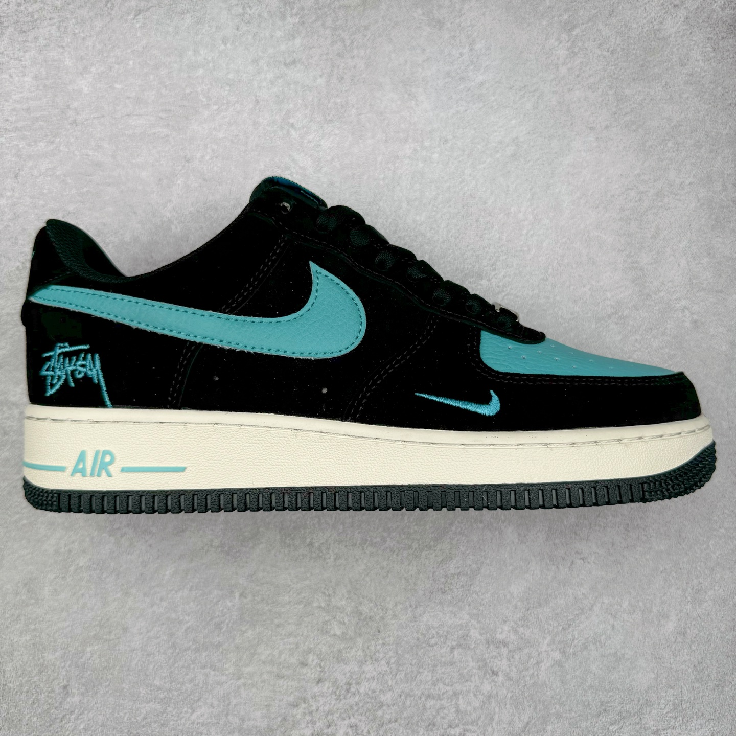 NK Air Force 1´07 Low 空军一号低帮百搭休闲运动板鞋 CW2288-111 柔软、弹性十足的缓震性能和出色的中底设计 横跨复古与现代的外型结合 造就出风靡全球 三十多年的Force 1 直到今天还深受青睐 尺码：36 36.5 37.5 38 38.5 39 40 40.5 41 42 42.5 43 44 44.5 45-选品中心