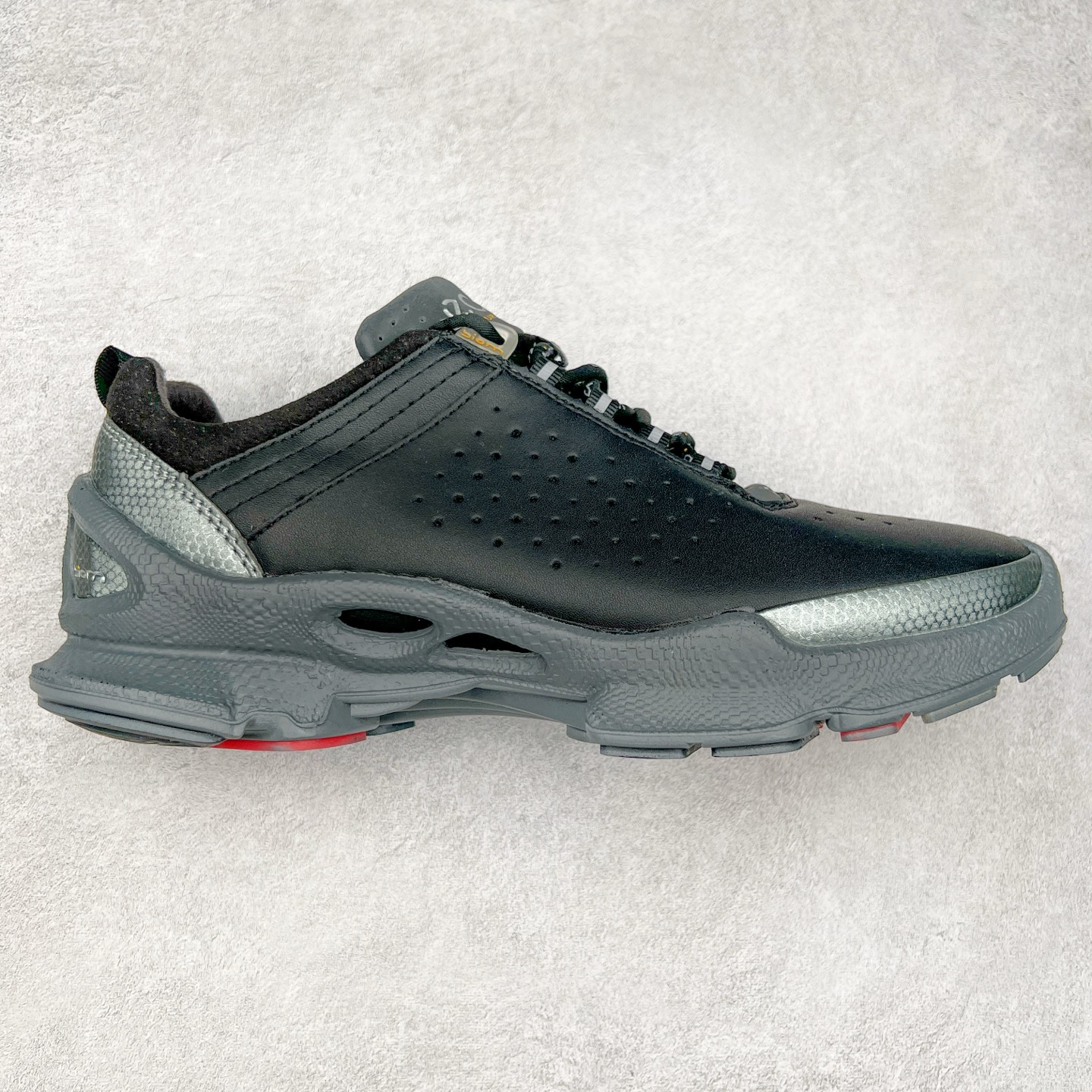 ECCO爱步男款运动鞋 真皮透气休闲防滑跑步鞋 健步BIOMC大经典 直接注塑工艺 稳固舒适 强效缓震与能量回弹 增加运动时的稳定与舒适 牛皮鞋面，纹理自然，柔韧耐穿 PU中底，带来轻盈舒适的上脚感受 橡胶大底，抓地力强，具有良好的耐磨性 都市探索 步履悠然 尺码：39 40 41 42 43 44（ 正常码）-选品中心