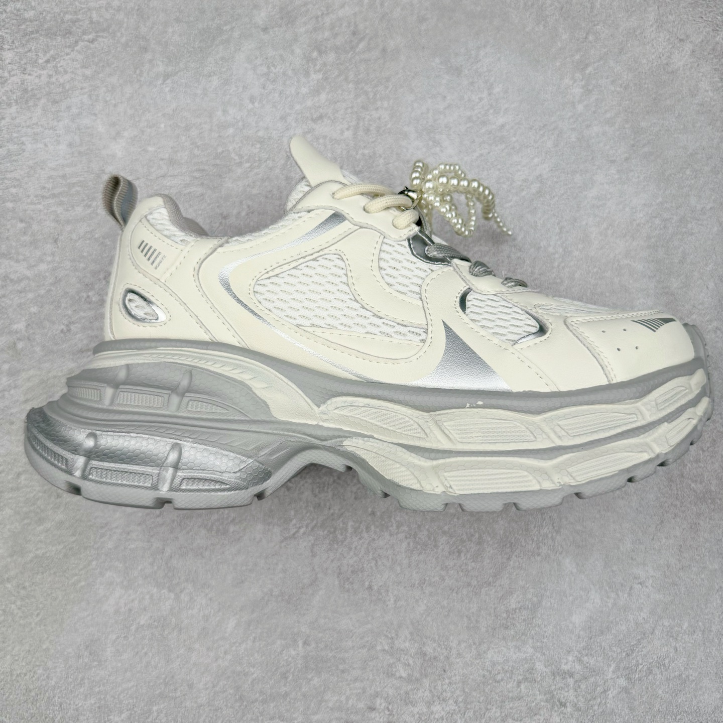 GG-CC Chunky Low白鹿同款独星球 2024新款GGCC低帮复古厚底增高老爹鞋 时髦look轻松定格 不费力展现率性氛围 原版正确大底 高档银盒 酷帅机能风不规则设计大底 8CM 增高厚底 大长腿既视感轻松拿捏 货号：G24X9833 尺码：35 36 37 38 39 40-选品中心