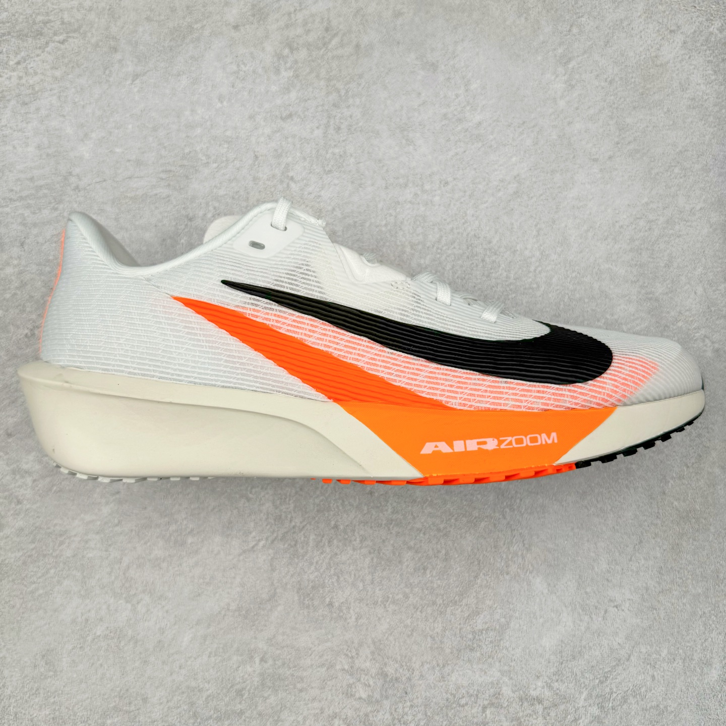 NK ZoomX Invincible Run Flyknit 6 轻量跑鞋 飞织低帮休闲运动慢跑鞋 厚底增高 老爹鞋 此鞋专为短跑运动员而生 是为 5 至 10 公里距离的赛事和训练打造 整体设计采用流线型的轻质工程网眼材质构成鞋面 并与其他 Running 旗舰鞋款同样搭载全脚掌 ZoomX 缓冲中底 搭配 Pebax 物料与橡胶外底 ZoomX StreakFly 首发配色以Prototype呈现 其灵感是来自开发期间的磨损测试 透过编号的标记与内侧的预期跑步距离突出研发过程 货号： FV6040-100 尺码：36 36.5 37.5 38 38.5 39 40 40.5 41 42 42.5 43 44 45-选品中心