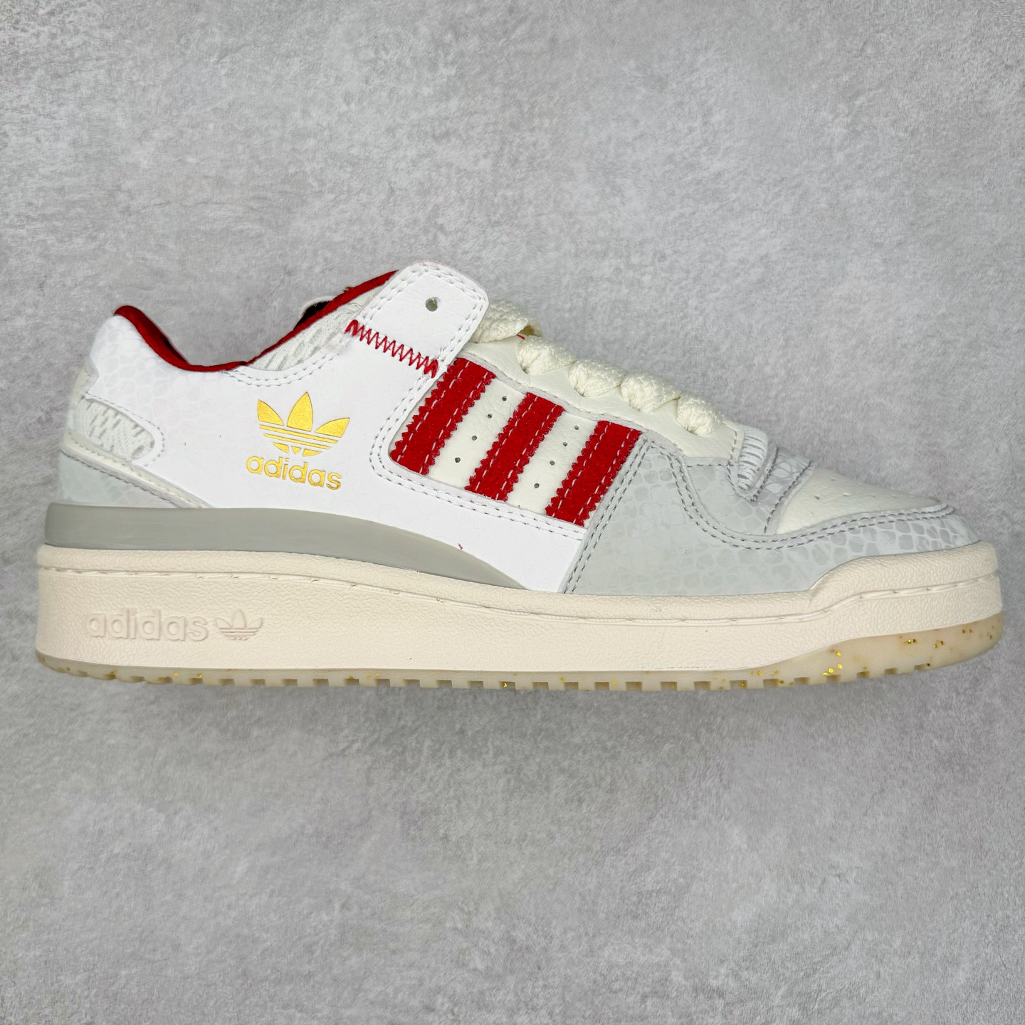 AD Forum 84 Low OG 低帮百搭潮流休闲运动板鞋 JP9969 以复古篮球鞋的外形为基础 采用皮革拼接 简约百搭 更加贴合舒适 中底内侧网格造型起到点睛之笔 外底橡胶 更显复古 尺码:36 36.5 37.5 38 38.5 39 40 40.5 41 42 42.5 43 44 44.5 45-选品中心