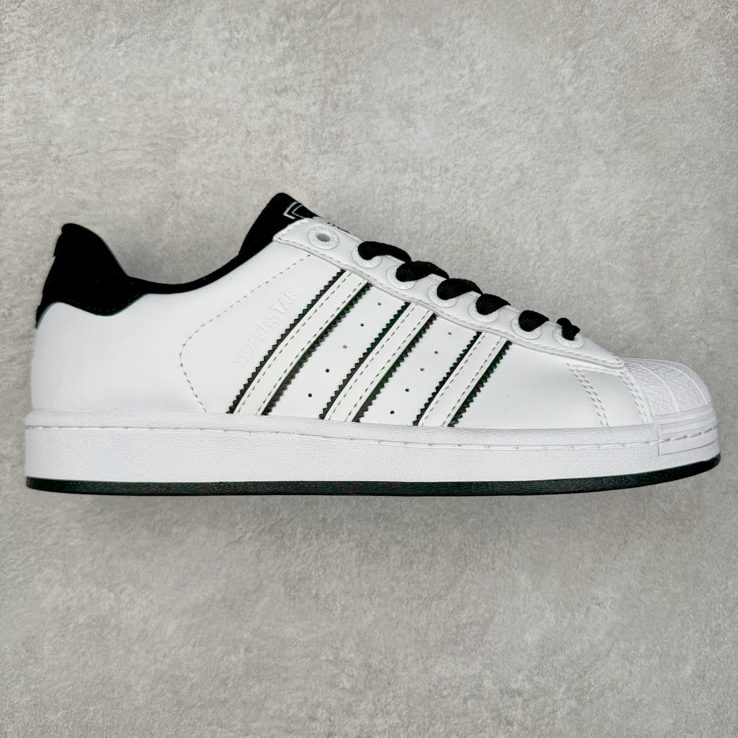 AD Originals Superstar 经典复古贝壳头板鞋 JH5469 诞生于1969年 是第一双将全皮面鞋 身与橡胶鞋头结合在一起的低帮篮球鞋 Superstar最开始 是作为高帮篮球鞋Pro Model的低帮版本而出现的 但因为其独特和醒目的橡胶鞋头造型而让大家熟知 被大家形象地称为\\\