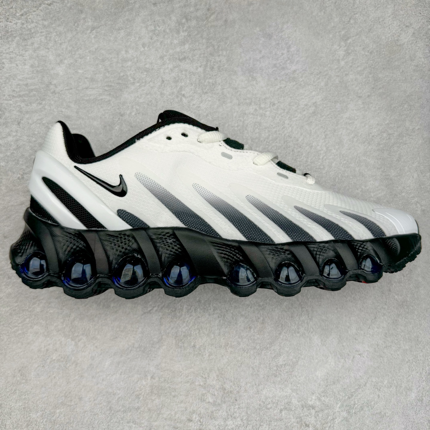 图片[8]-NK Air Max DN8 全掌科技气垫缓震运动跑鞋 DN8的核心亮点在于其八腔气垫结构 根据不同部位设定的气压值专为行走设计 提供卓越的舒适感 鞋面的设计让人联想到上世纪90年代末至2000年代初的多款Air Max 中底上系列圆形孔洞引发了热议 不少人将其与竞争品牌的缓震技术进行比较 例如K-SWISS 2010年代初推出的Tubes技 及以多孔鞋底闻名的品牌 尺码：36 36.5 37.5 38 38.5 39 40 40.5 41 42 42.5 43 44 44.5 45-选品中心