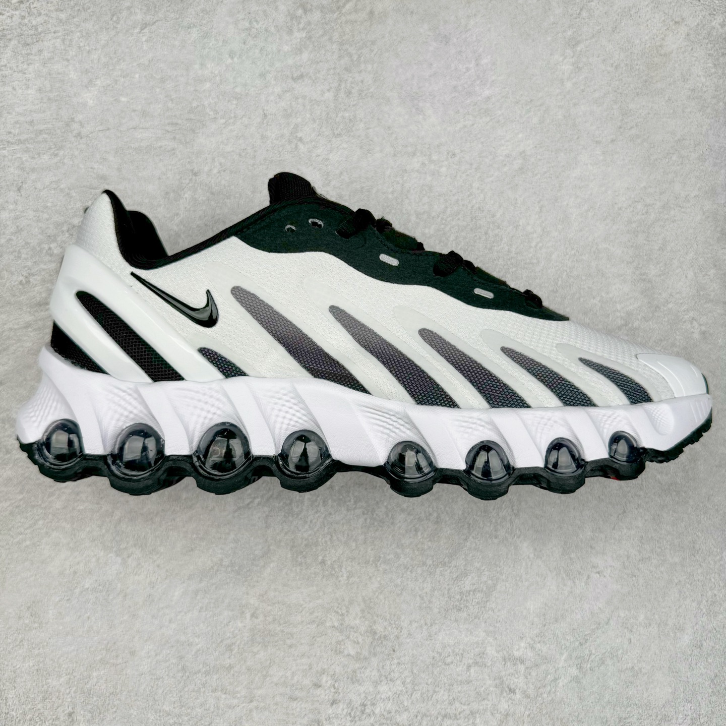 图片[6]-NK Air Max DN8 全掌科技气垫缓震运动跑鞋 DN8的核心亮点在于其八腔气垫结构 根据不同部位设定的气压值专为行走设计 提供卓越的舒适感 鞋面的设计让人联想到上世纪90年代末至2000年代初的多款Air Max 中底上系列圆形孔洞引发了热议 不少人将其与竞争品牌的缓震技术进行比较 例如K-SWISS 2010年代初推出的Tubes技 及以多孔鞋底闻名的品牌 尺码：36 36.5 37.5 38 38.5 39 40 40.5 41 42 42.5 43 44 44.5 45-选品中心