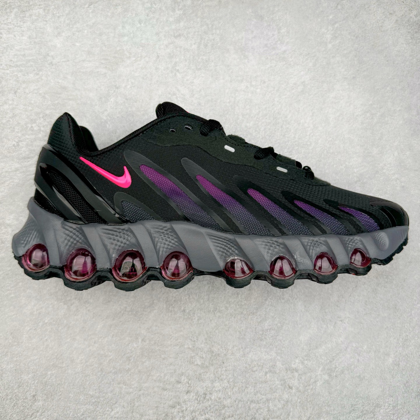 图片[4]-NK Air Max DN8 全掌科技气垫缓震运动跑鞋 DN8的核心亮点在于其八腔气垫结构 根据不同部位设定的气压值专为行走设计 提供卓越的舒适感 鞋面的设计让人联想到上世纪90年代末至2000年代初的多款Air Max 中底上系列圆形孔洞引发了热议 不少人将其与竞争品牌的缓震技术进行比较 例如K-SWISS 2010年代初推出的Tubes技 及以多孔鞋底闻名的品牌 尺码：36 36.5 37.5 38 38.5 39 40 40.5 41 42 42.5 43 44 44.5 45-选品中心