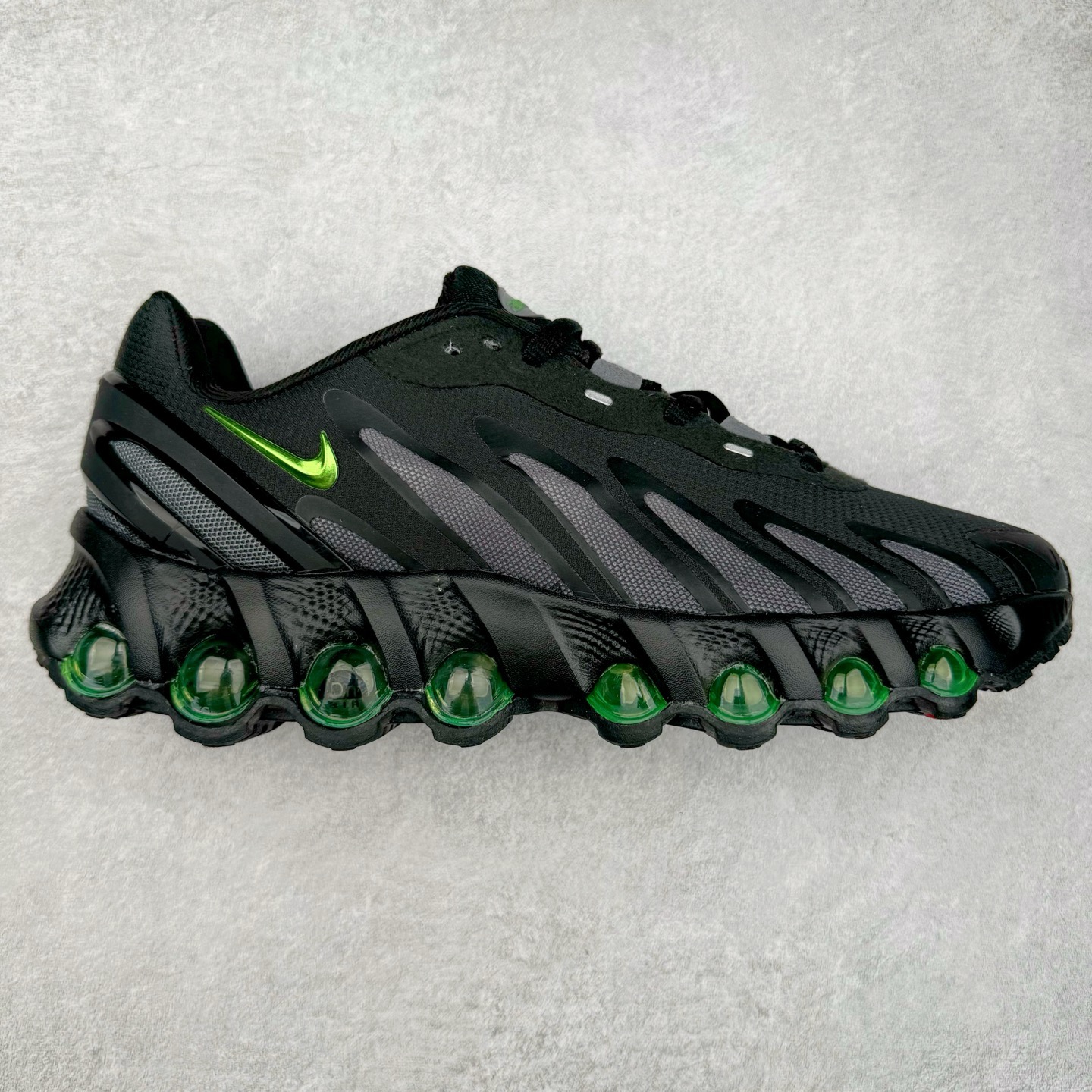 图片[5]-NK Air Max DN8 全掌科技气垫缓震运动跑鞋 DN8的核心亮点在于其八腔气垫结构 根据不同部位设定的气压值专为行走设计 提供卓越的舒适感 鞋面的设计让人联想到上世纪90年代末至2000年代初的多款Air Max 中底上系列圆形孔洞引发了热议 不少人将其与竞争品牌的缓震技术进行比较 例如K-SWISS 2010年代初推出的Tubes技 及以多孔鞋底闻名的品牌 尺码：36 36.5 37.5 38 38.5 39 40 40.5 41 42 42.5 43 44 44.5 45-选品中心