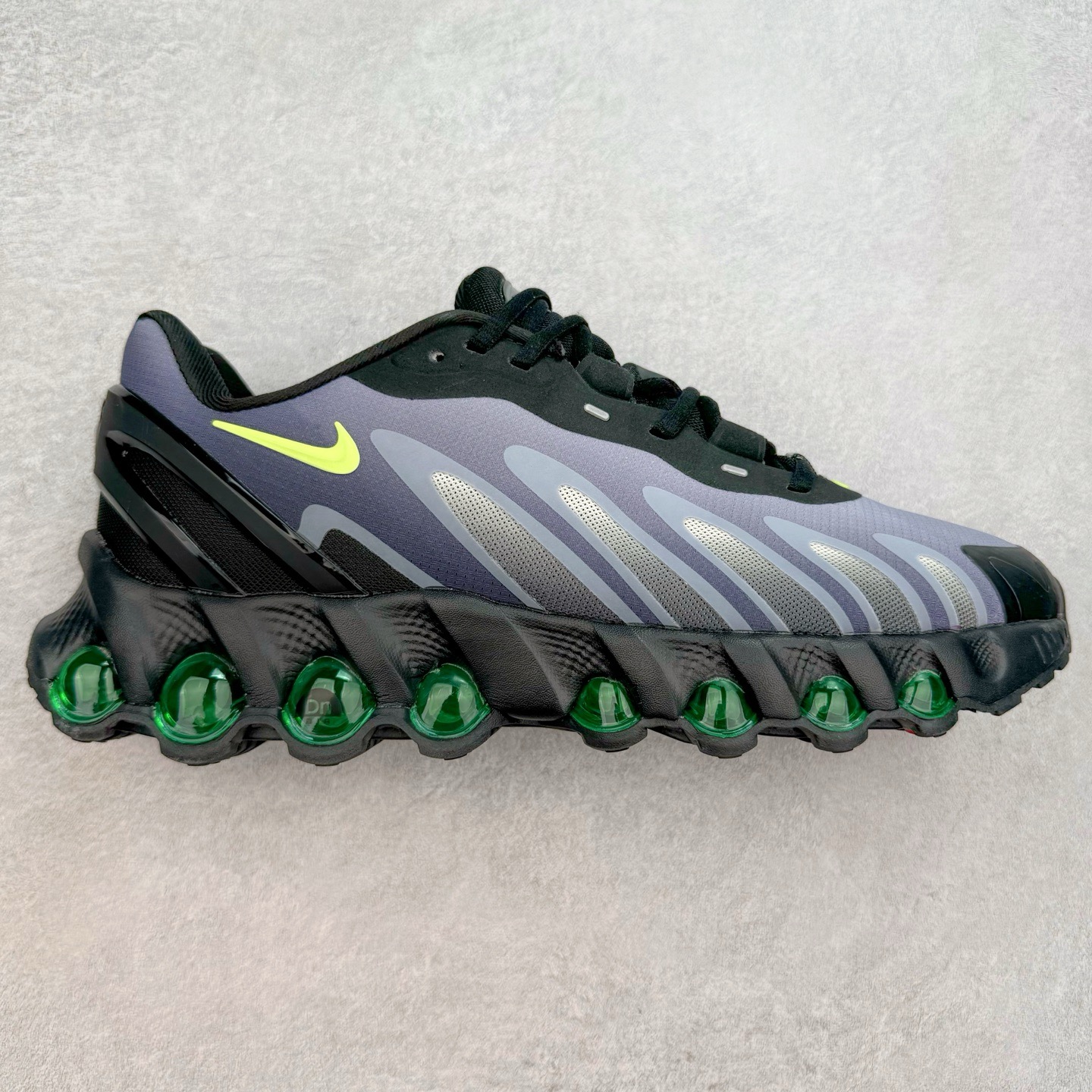 图片[3]-NK Air Max DN8 全掌科技气垫缓震运动跑鞋 DN8的核心亮点在于其八腔气垫结构 根据不同部位设定的气压值专为行走设计 提供卓越的舒适感 鞋面的设计让人联想到上世纪90年代末至2000年代初的多款Air Max 中底上系列圆形孔洞引发了热议 不少人将其与竞争品牌的缓震技术进行比较 例如K-SWISS 2010年代初推出的Tubes技 及以多孔鞋底闻名的品牌 尺码：36 36.5 37.5 38 38.5 39 40 40.5 41 42 42.5 43 44 44.5 45-选品中心