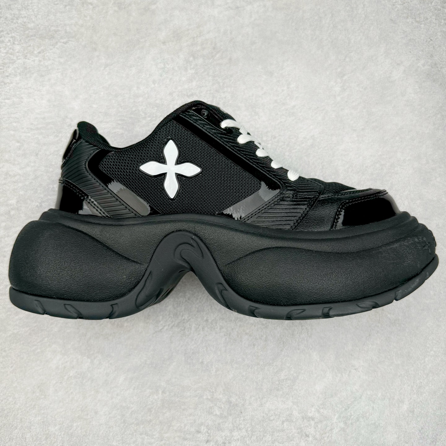 SMFK 2024最新火爆增高小白鞋板鞋 SMFK成立于2016年 一直在做中国品牌 中国设计 中国制造 品牌注重舒适和体验 在设计上追求unisex free size design for all并且尝试一些关于SMFK的风格 在乎每个产品的细节开发 很多部分我们采用手工制作 在相同中又存在不同 不破不立 尺码：35 36 37 38 39 40-选品中心