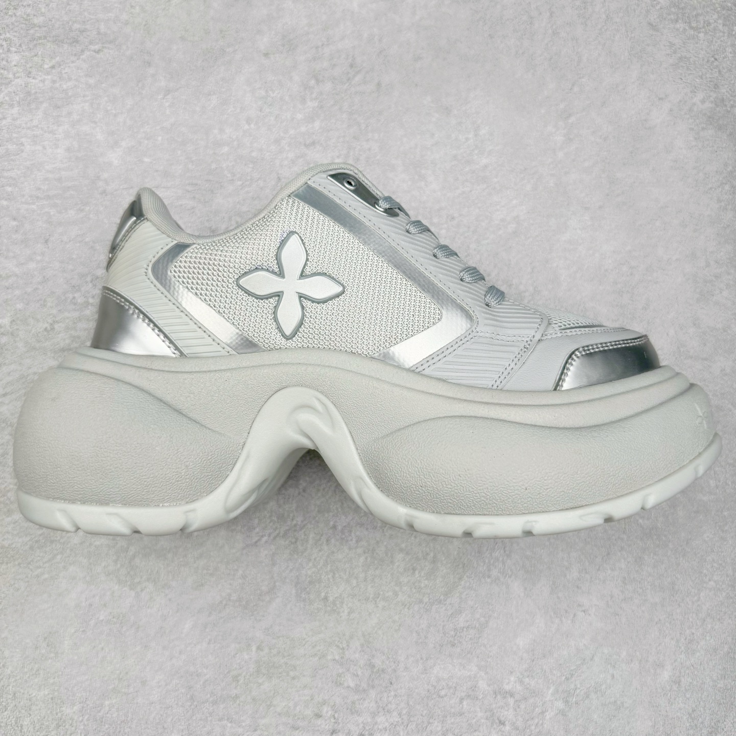 SMFK 2024最新火爆增高小白鞋板鞋 SMFK成立于2016年 一直在做中国品牌 中国设计 中国制造 品牌注重舒适和体验 在设计上追求unisex free size design for all并且尝试一些关于SMFK的风格 在乎每个产品的细节开发 很多部分我们采用手工制作 在相同中又存在不同 不破不立 尺码：35 36 37 38 39 40-选品中心