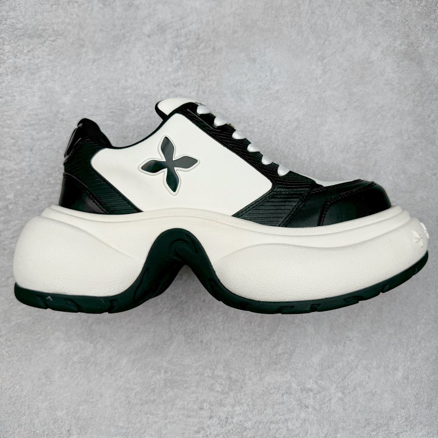 SMFK 2024最新火爆增高小白鞋板鞋 SMFK成立于2016年 一直在做中国品牌 中国设计 中国制造 品牌注重舒适和体验 在设计上追求unisex free size design for all并且尝试一些关于SMFK的风格 在乎每个产品的细节开发 很多部分我们采用手工制作 在相同中又存在不同 不破不立 尺码：35 36 37 38 39 40-选品中心