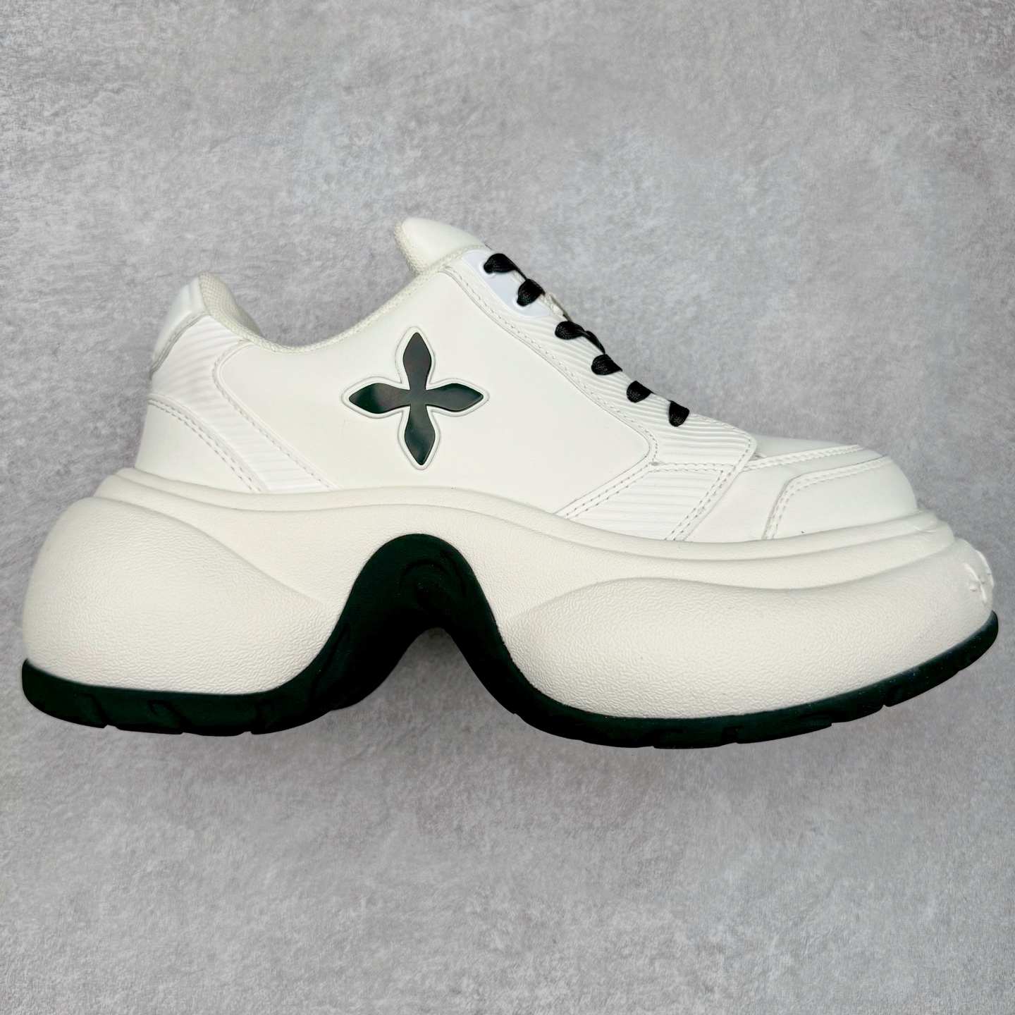 SMFK 2024最新火爆增高小白鞋板鞋 SMFK成立于2016年 一直在做中国品牌 中国设计 中国制造 品牌注重舒适和体验 在设计上追求unisex free size design for all并且尝试一些关于SMFK的风格 在乎每个产品的细节开发 很多部分我们采用手工制作 在相同中又存在不同 不破不立 尺码：35 36 37 38 39 40-选品中心