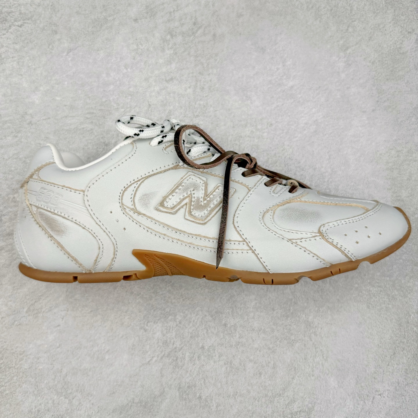 Miumiu x New Balance NB530 新百伦缪缪联名款复古运动鞋 全套原楦原纸板原厂数据开发 原厂三文治网纱 原装进口羊皮加羊反绒正确绒感卡色 正确中底拉帮中底纸板满印细节 冲裁组合 匠心打造 耗时两个月开发完成 工艺极其复杂难度可想而知 新开独立私模大底 全网唯一正确私模大底 高端零售专供产物 尺码：35 36 37 38 39 40 41 42 42.5 43 44 45-选品中心