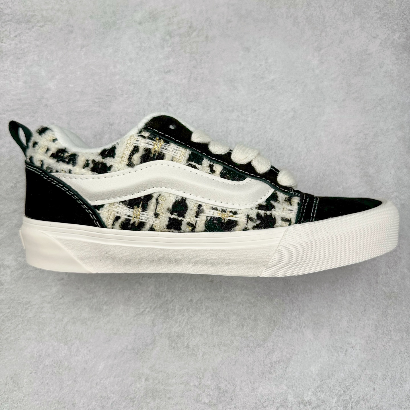 Vans Knu Skool 小香风奶牛白 舒适时尚防滑耐磨低帮休闲面包鞋 以简约优雅为特点，采用粗花呢、毛呢等质感面料，搭配金属链条、菱格纹或珍珠等经典装饰元素。鞋型多为低跟或平底设计，整体配色以黑、白、中性色为主，呈现出精致复古的淑女气质。 尺码：35 36 36.5 37 38 38.5 39 40 40.5 41 42 42.5 43 44-选品中心